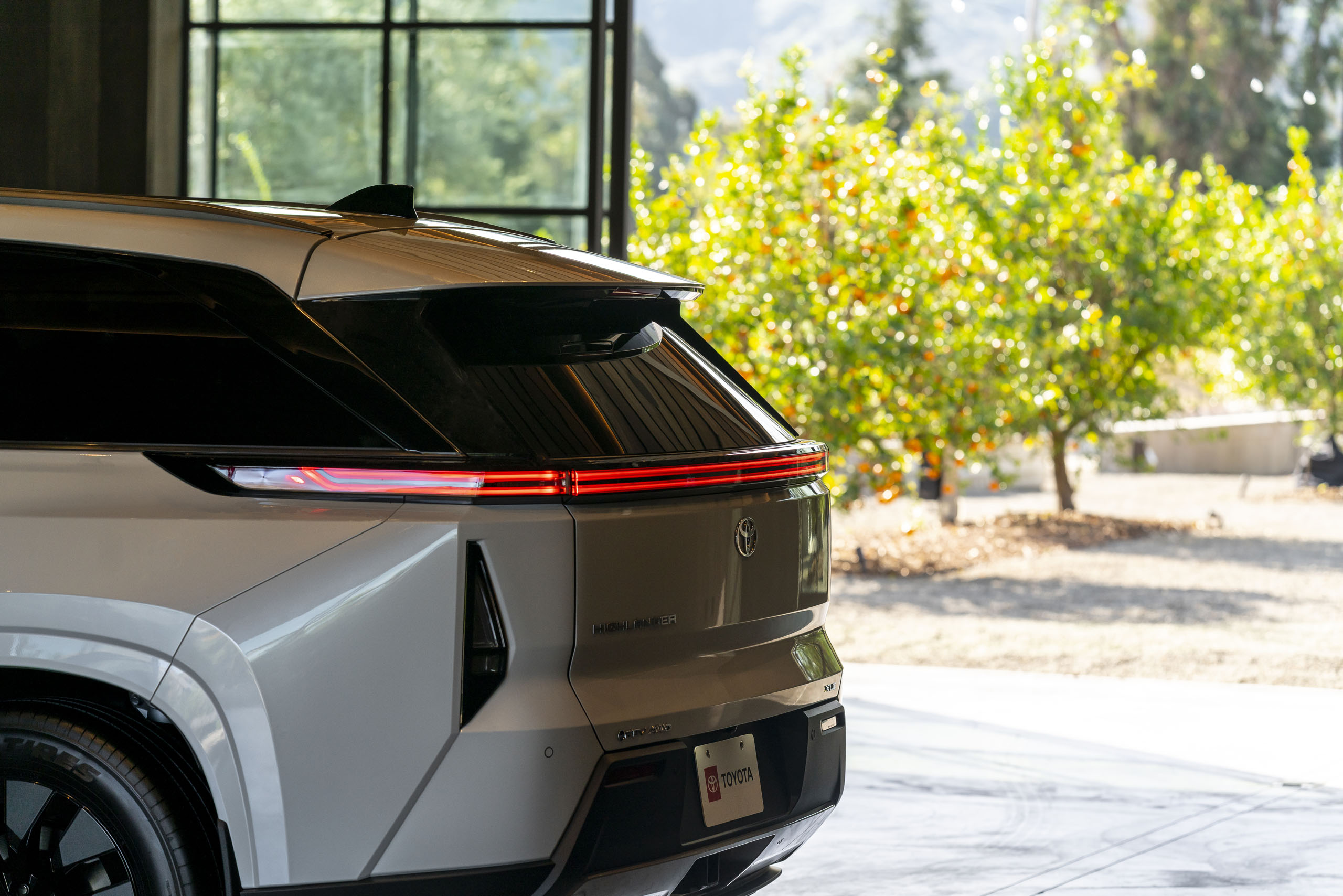 2027 Toyota Highlander Goes All-Electric with up to 320 Miles of Range ...