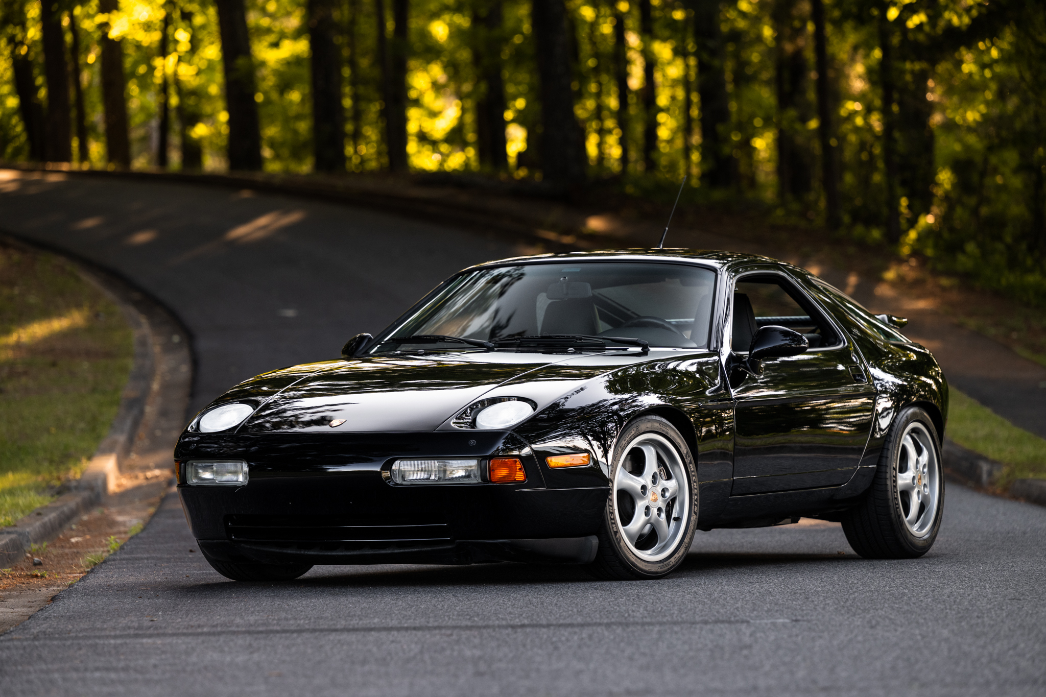 保時捷 928 GTS 創下里程碑價格，經典「陸鯊」價值再攀升