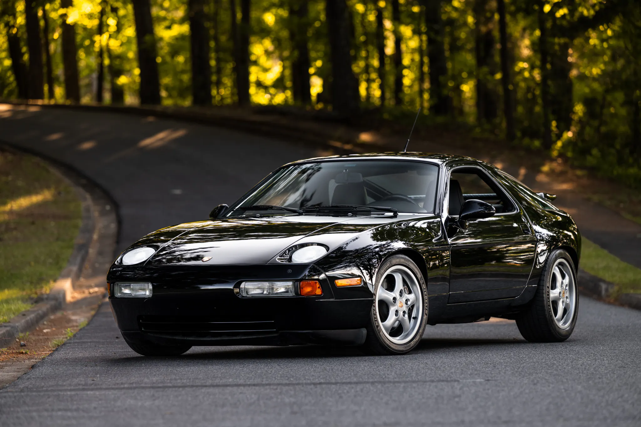 保時捷 928 GTS 創下里程碑價格，經典「陸鯊」價值再攀升