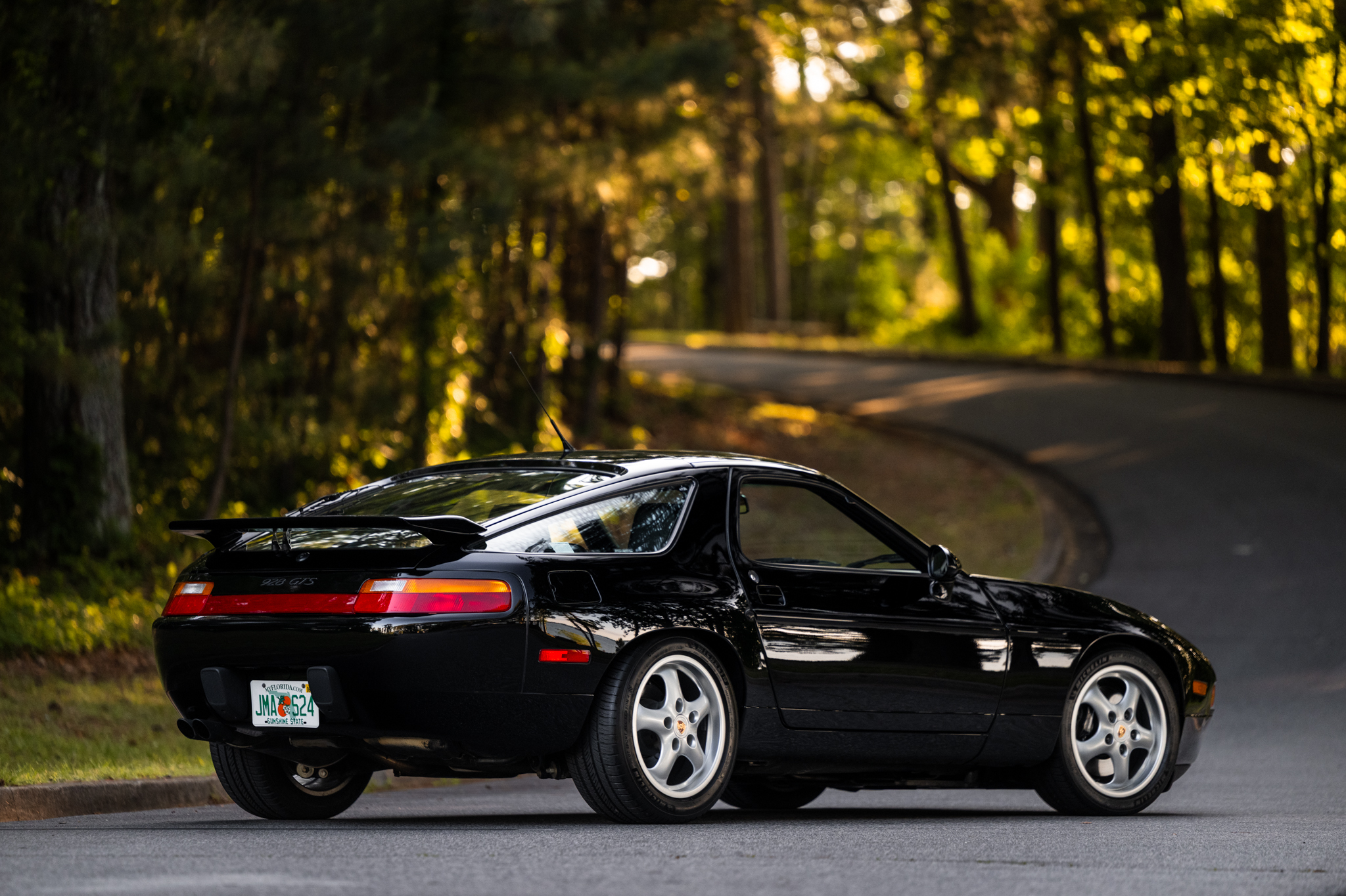 保時捷 928 GTS 創下里程碑價格，經典「陸鯊」價值再攀升