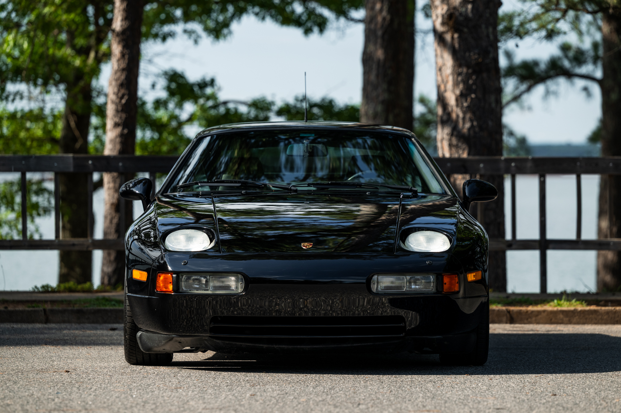 保時捷 928 GTS 創下里程碑價格，經典「陸鯊」價值再攀升