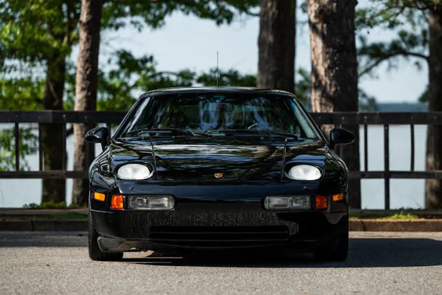 保時捷 928 GTS 創下里程碑價格,經典「陸鯊」價值再攀升