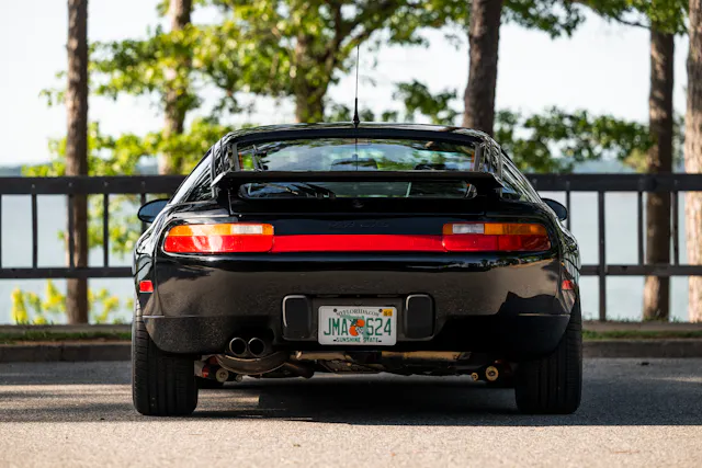 保時捷 928 GTS 創下里程碑價格,經典「陸鯊」價值再攀升