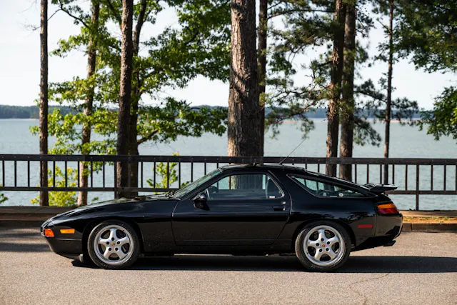 保時捷 928 GTS 創下里程碑價格,經典「陸鯊」價值再攀升