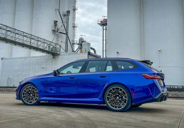 2025 BMW M5 Touring 評測:全新風味駕臨