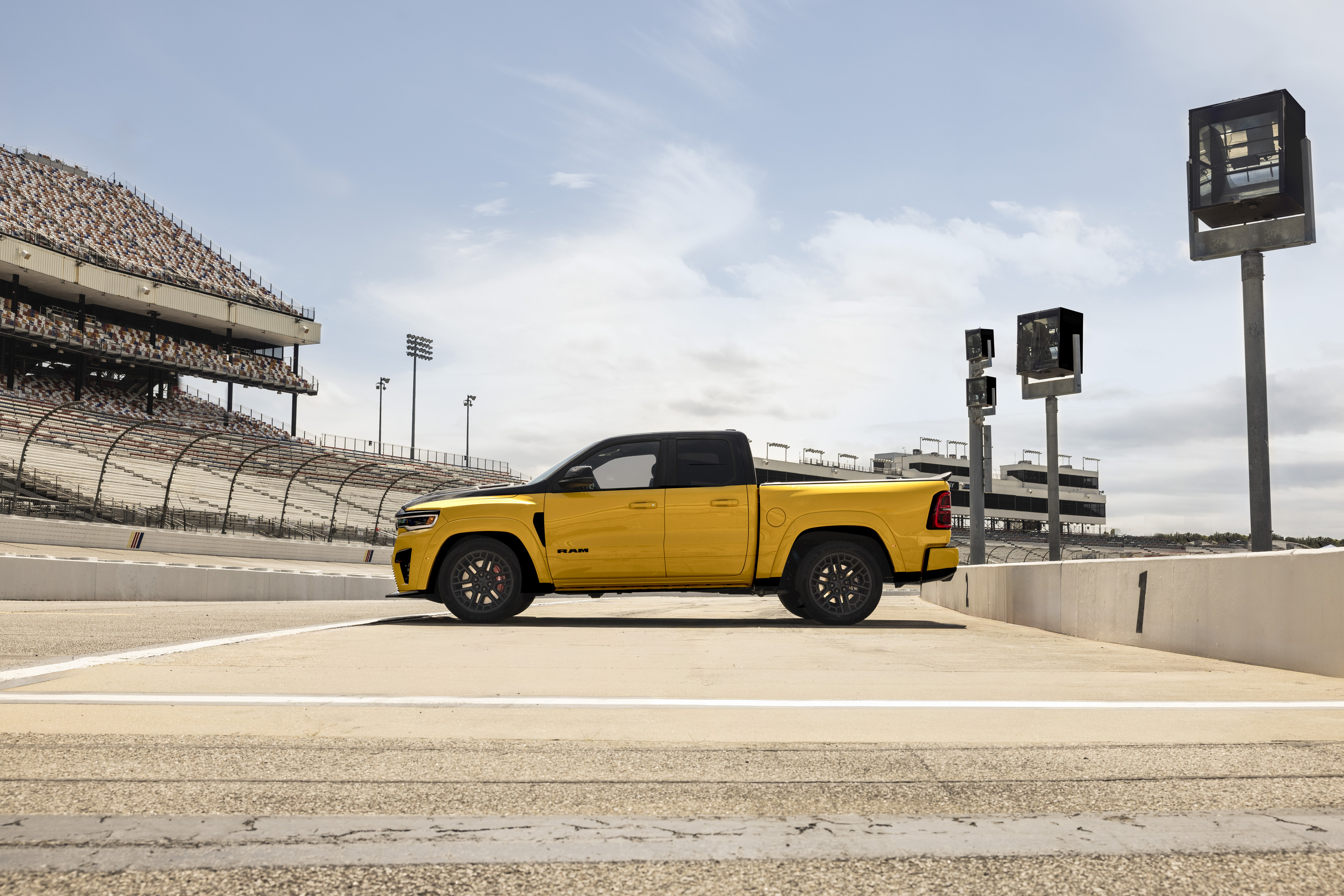 Ram 推出 Rumble Bee 系列性能跑卡車，展現狂野街頭魅力