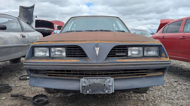 稀有的 1983 年 Pontiac 2000 LE Sedan:J 平台下的獨特存在