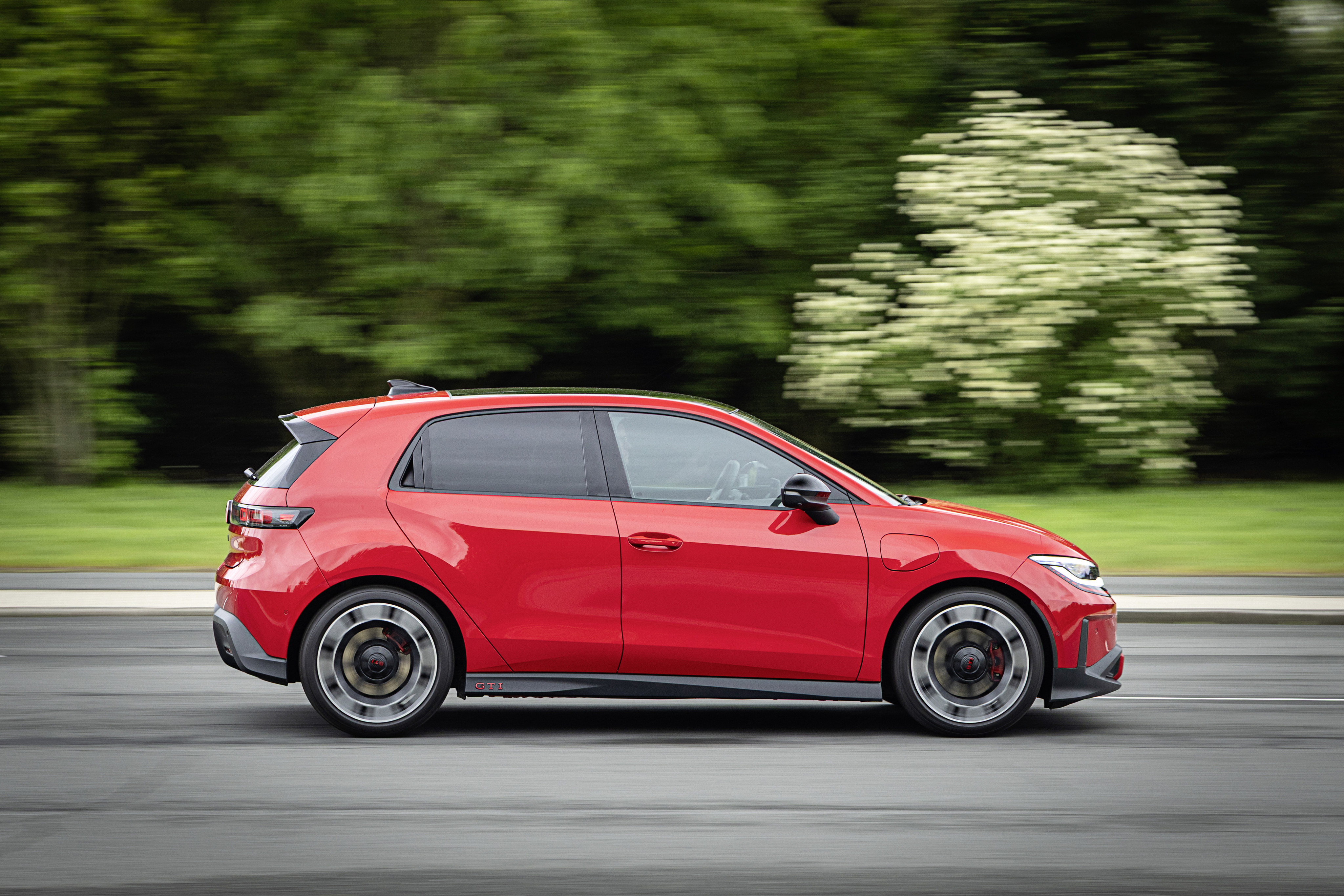 福斯首款電動 GTI 登場：基於 ID. Polo，復古元素與現代科技結合