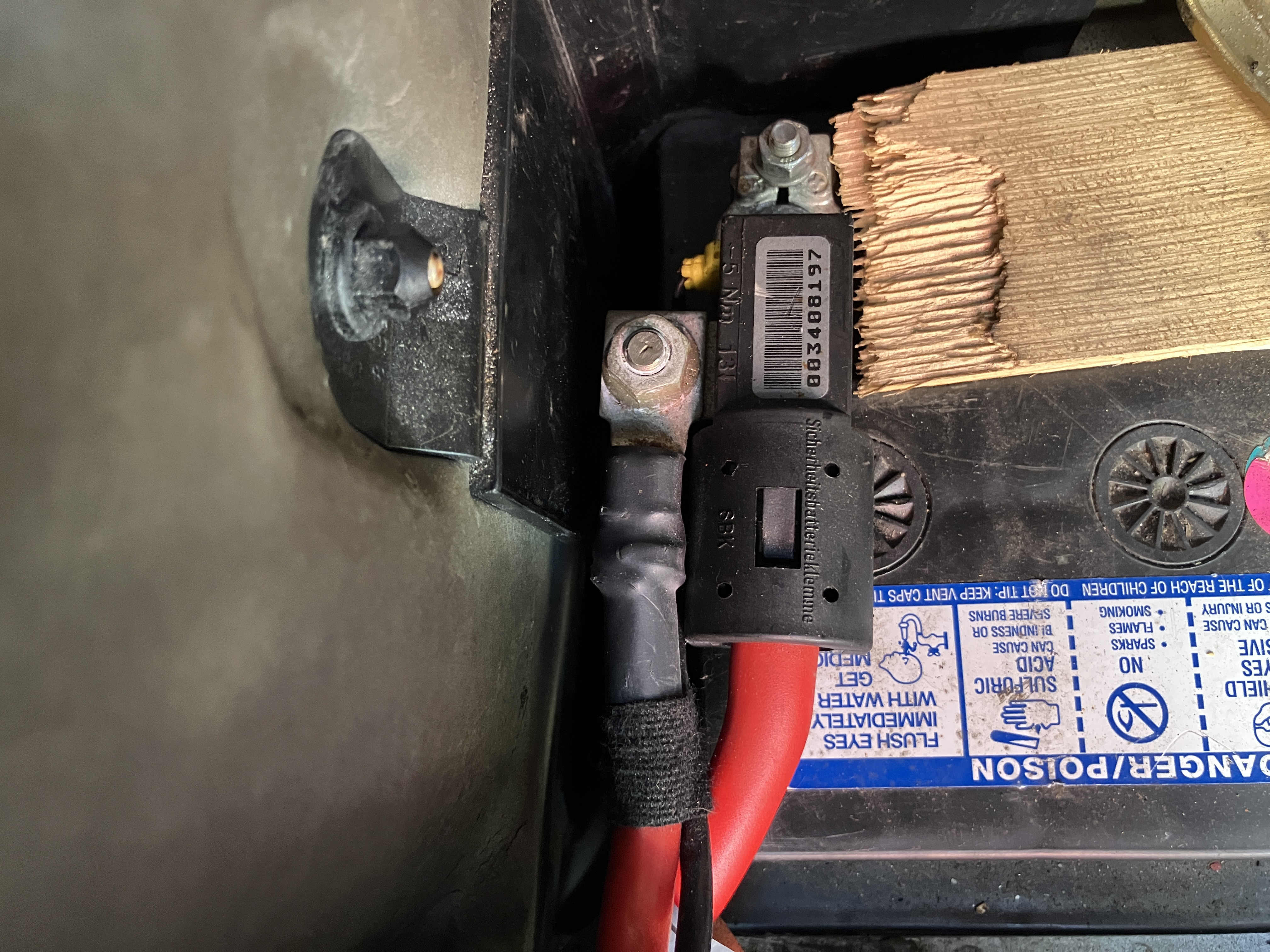 汽車電瓶瞬間沒電的故障排除：一個「駭客技師」的經驗分享