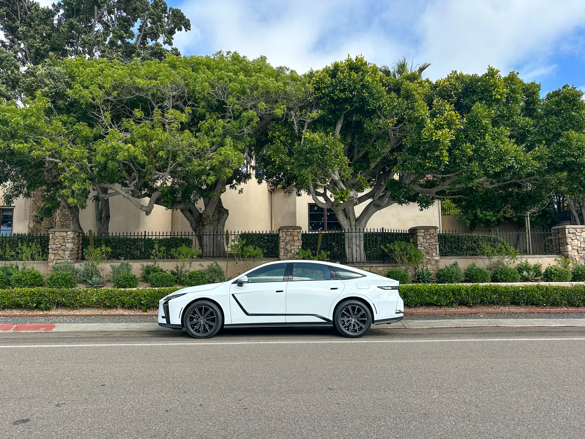 Lexus ES 350h AWD Premium + 試駕：為了生存而改變