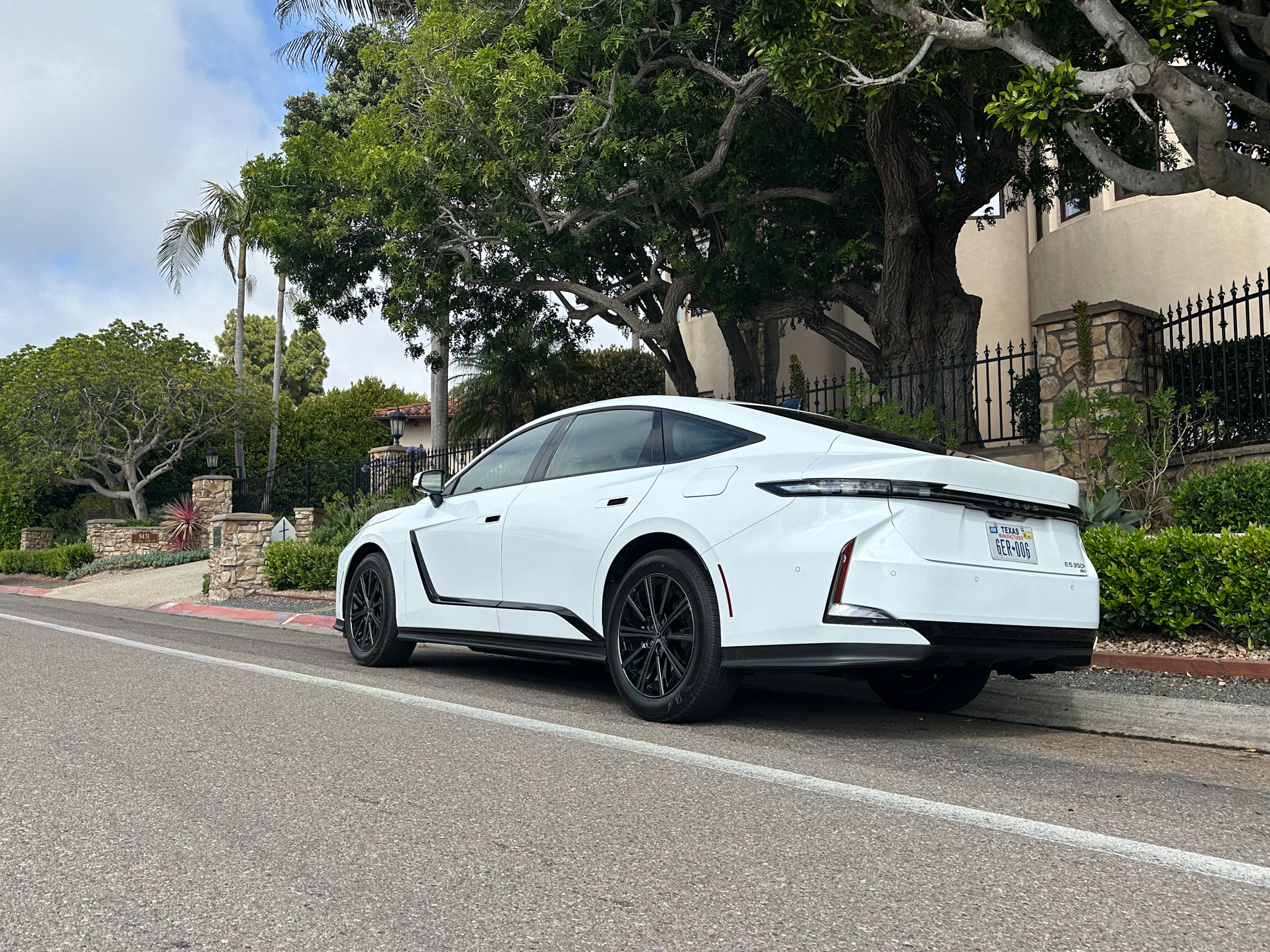 Lexus ES 350h AWD Premium + 試駕：為了生存而改變