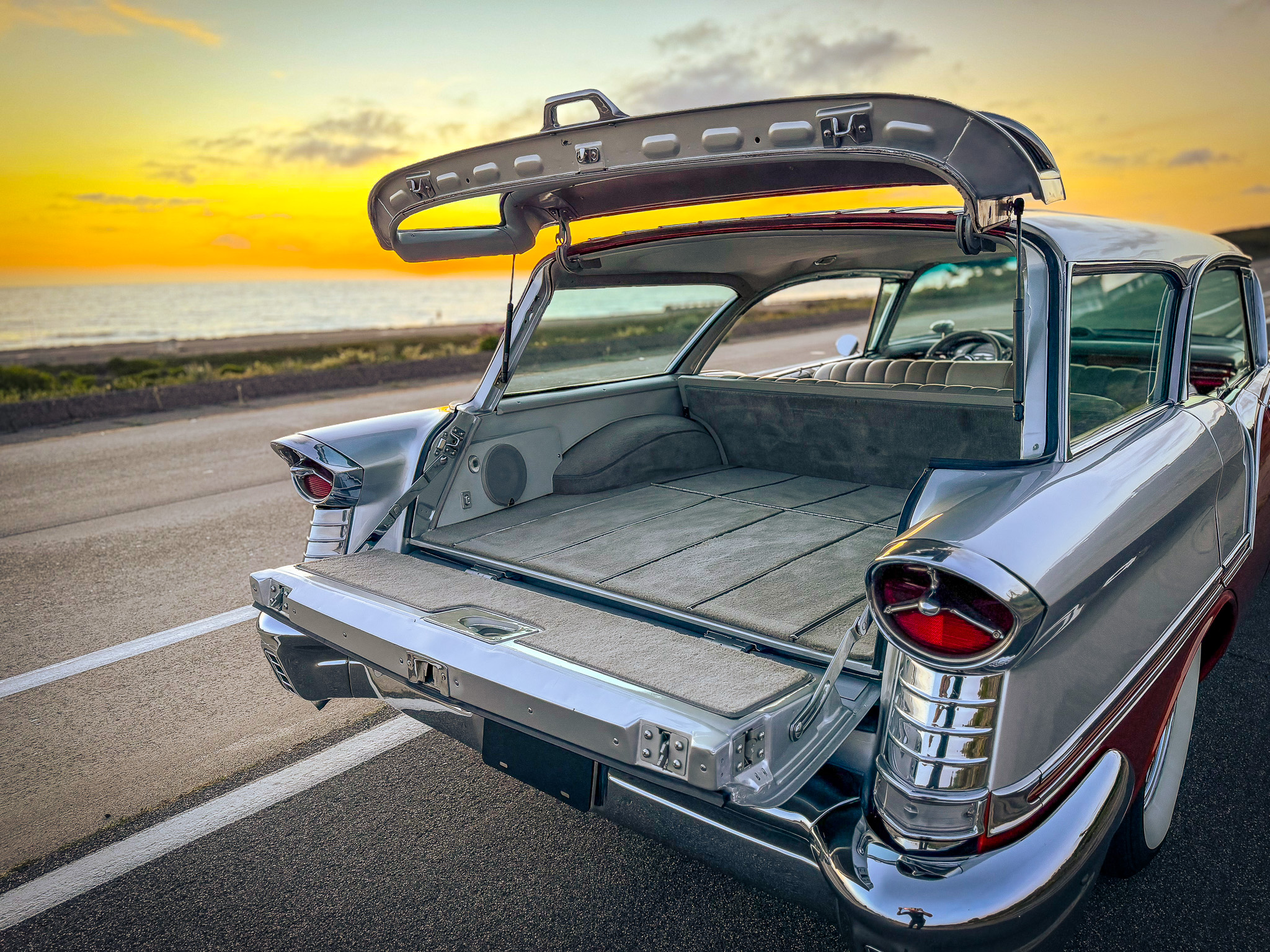 這輛1957年Oldsmobile Golden Rocket 88 Fiesta Wagon正等待一次公路旅行