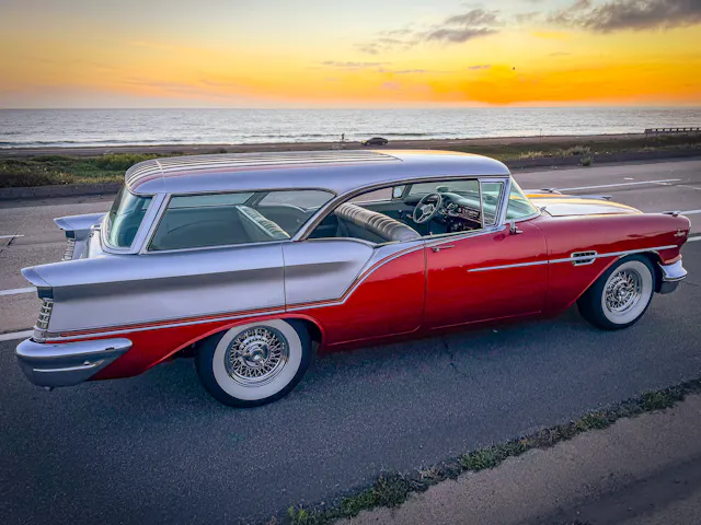 這輛1957年Oldsmobile Golden Rocket 88 Fiesta Wagon正等待一次公路旅行