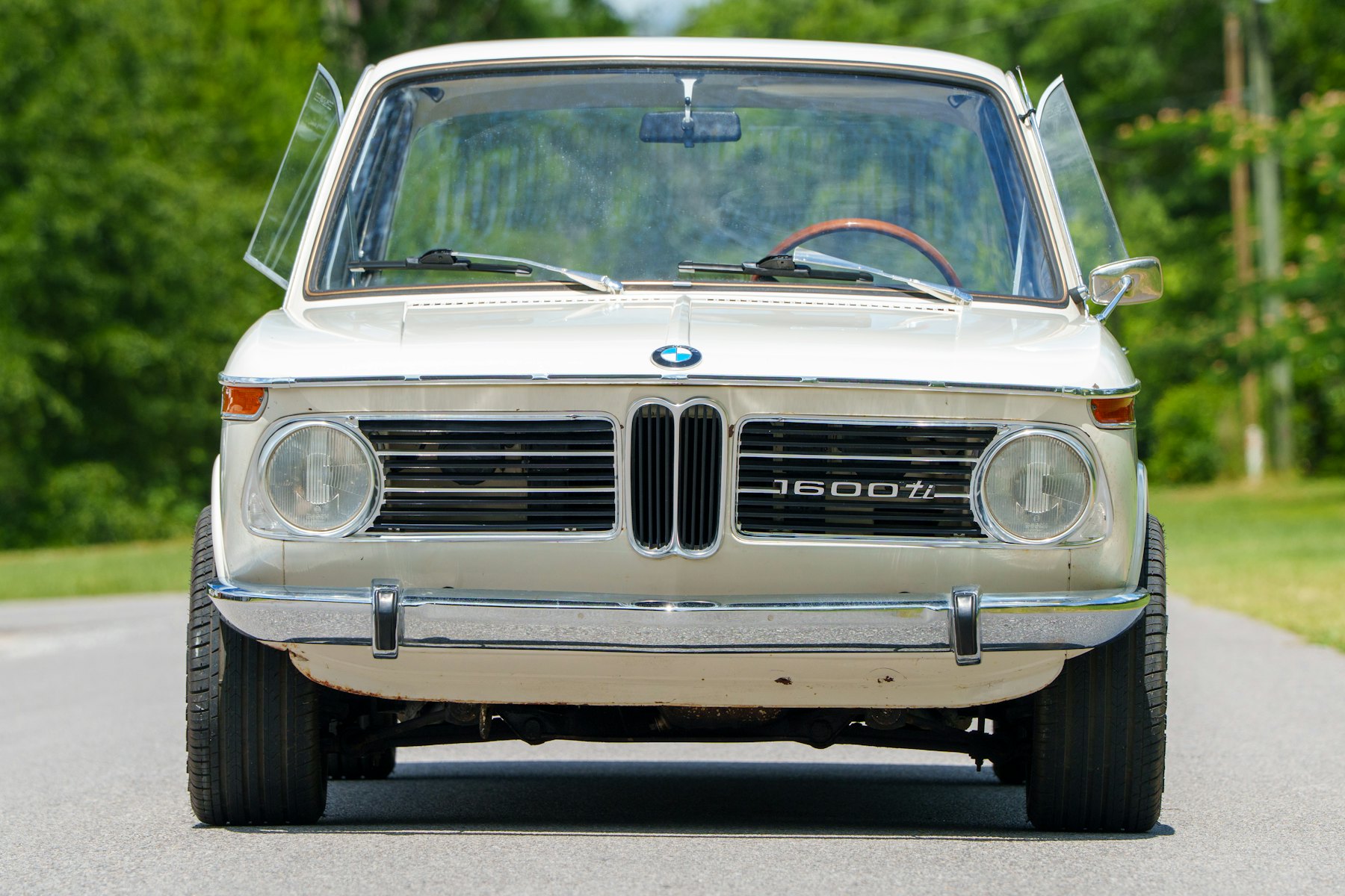 稀有的 BMW 1600ti：一款準備好奔馳的經典小轎車