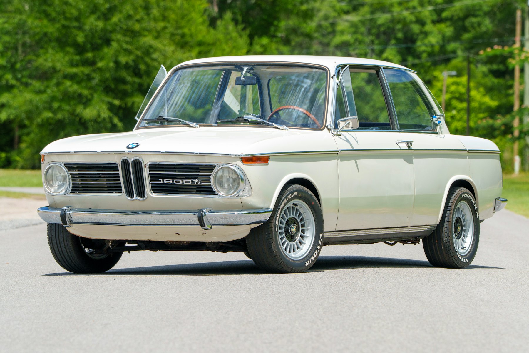 稀有的 BMW 1600ti：一款準備好奔馳的經典小轎車