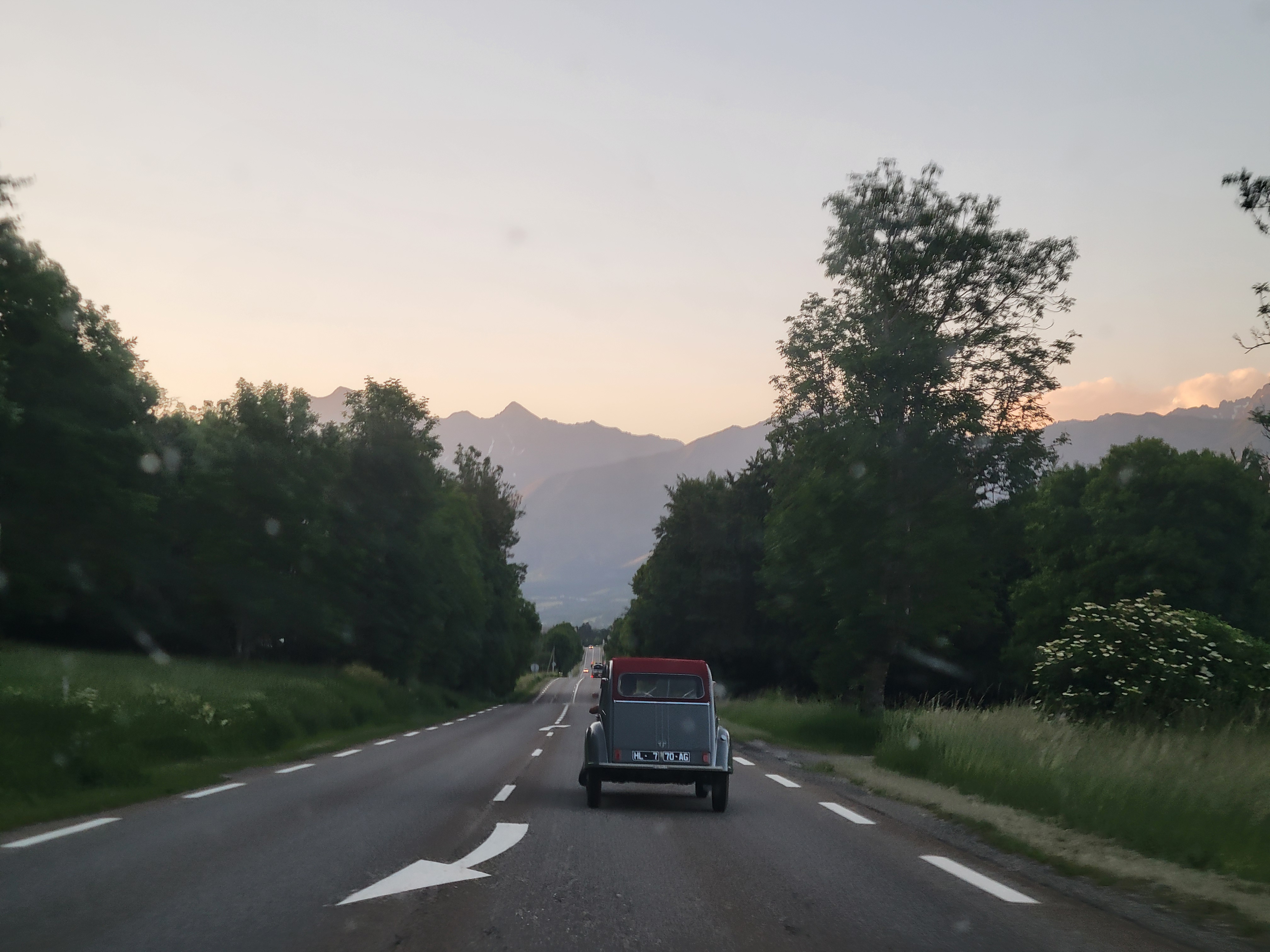 Citroën 2CV 五百英里賭注：引擎鎖死，婚禮車隊變拖吊車