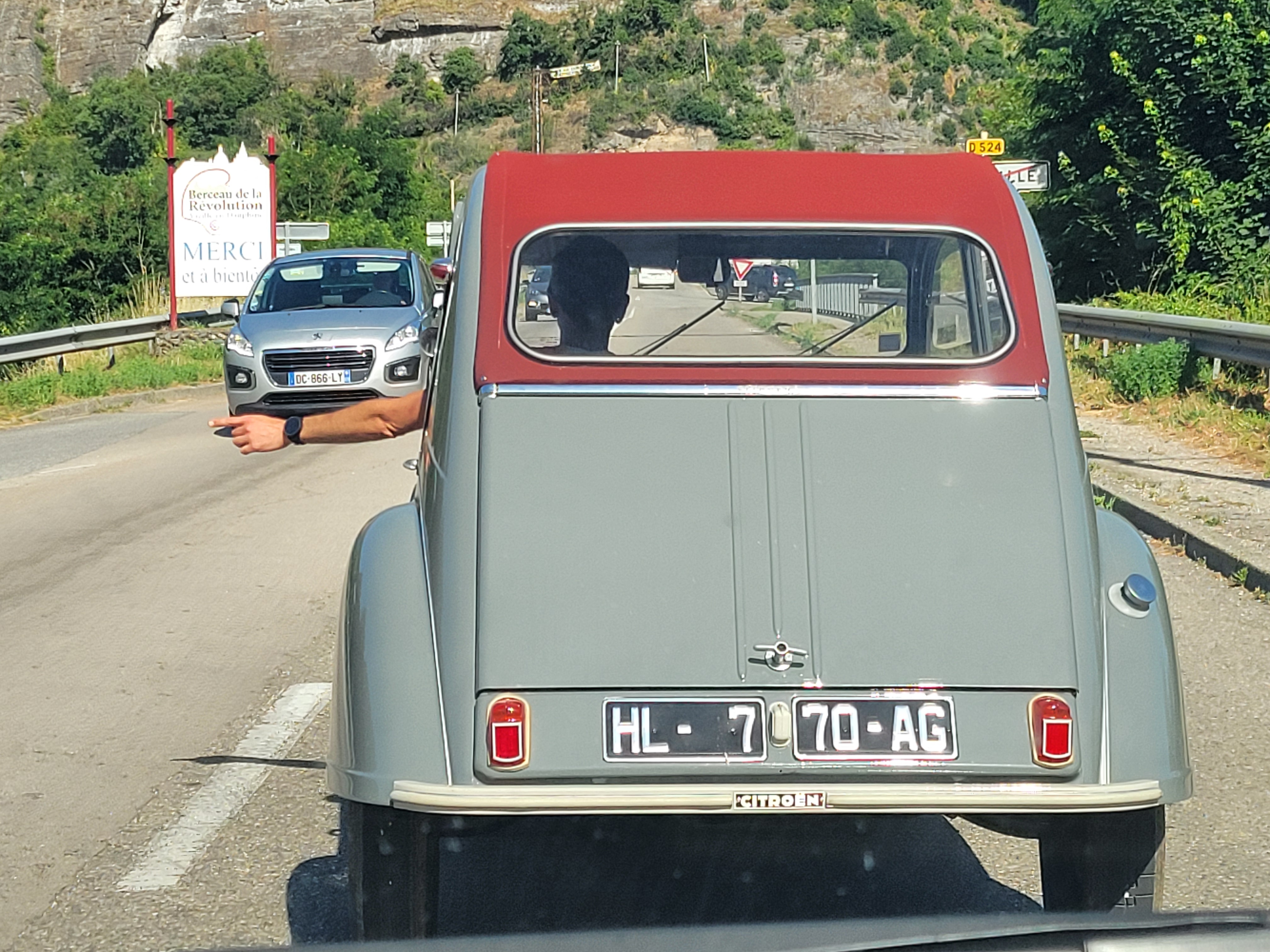  Citroën 2CV 五百英里賭注：引擎鎖死，婚禮車隊變拖吊車