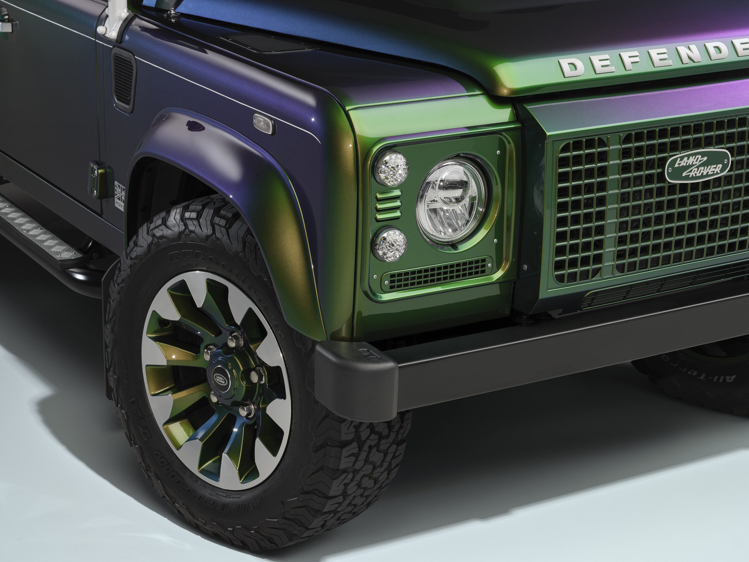 Land Rover Classic 推出獨特變色漆 Defender 110 雙廂皮卡