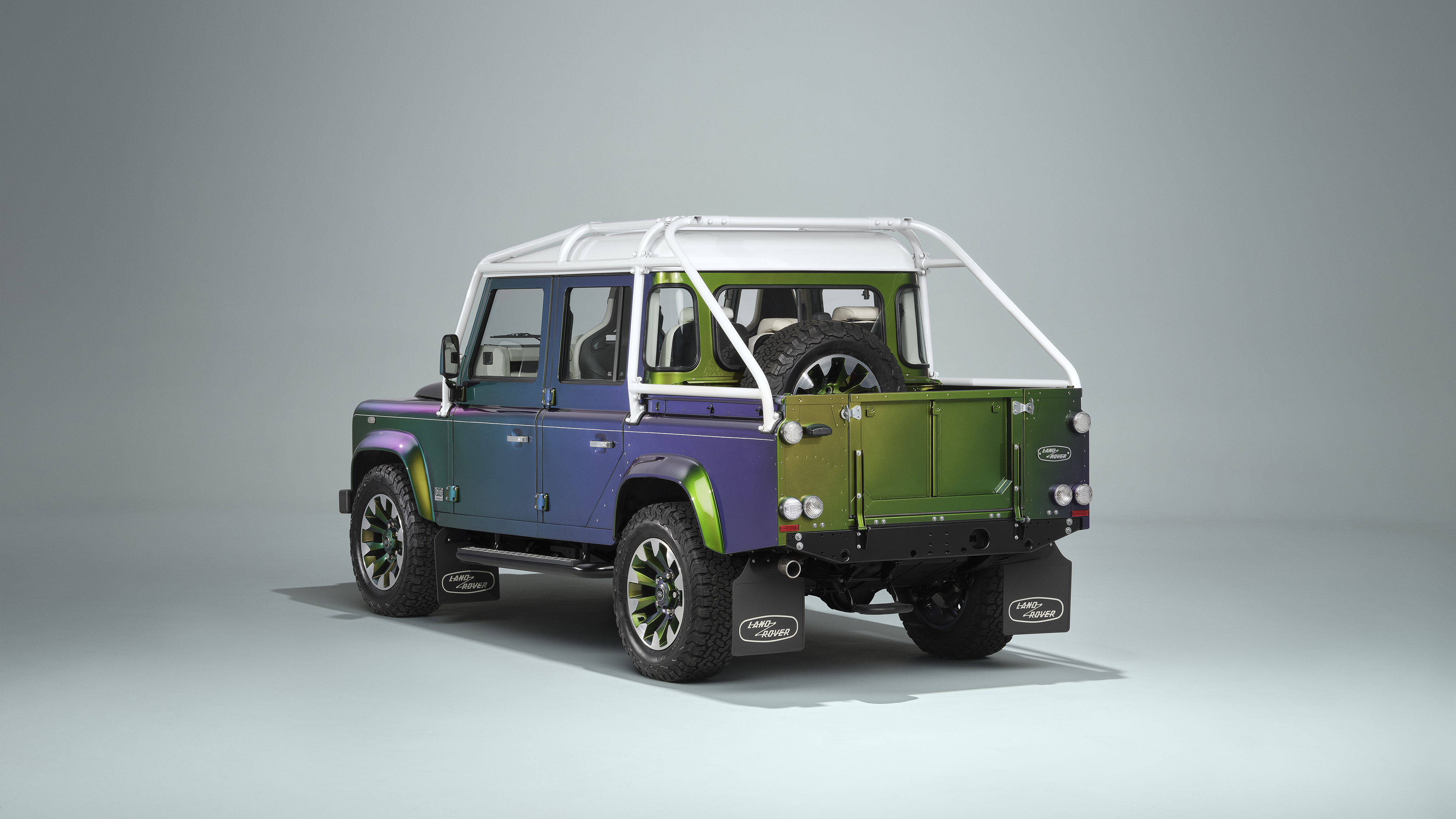 Land Rover Classic 推出獨特變色漆 Defender 110 雙廂皮卡