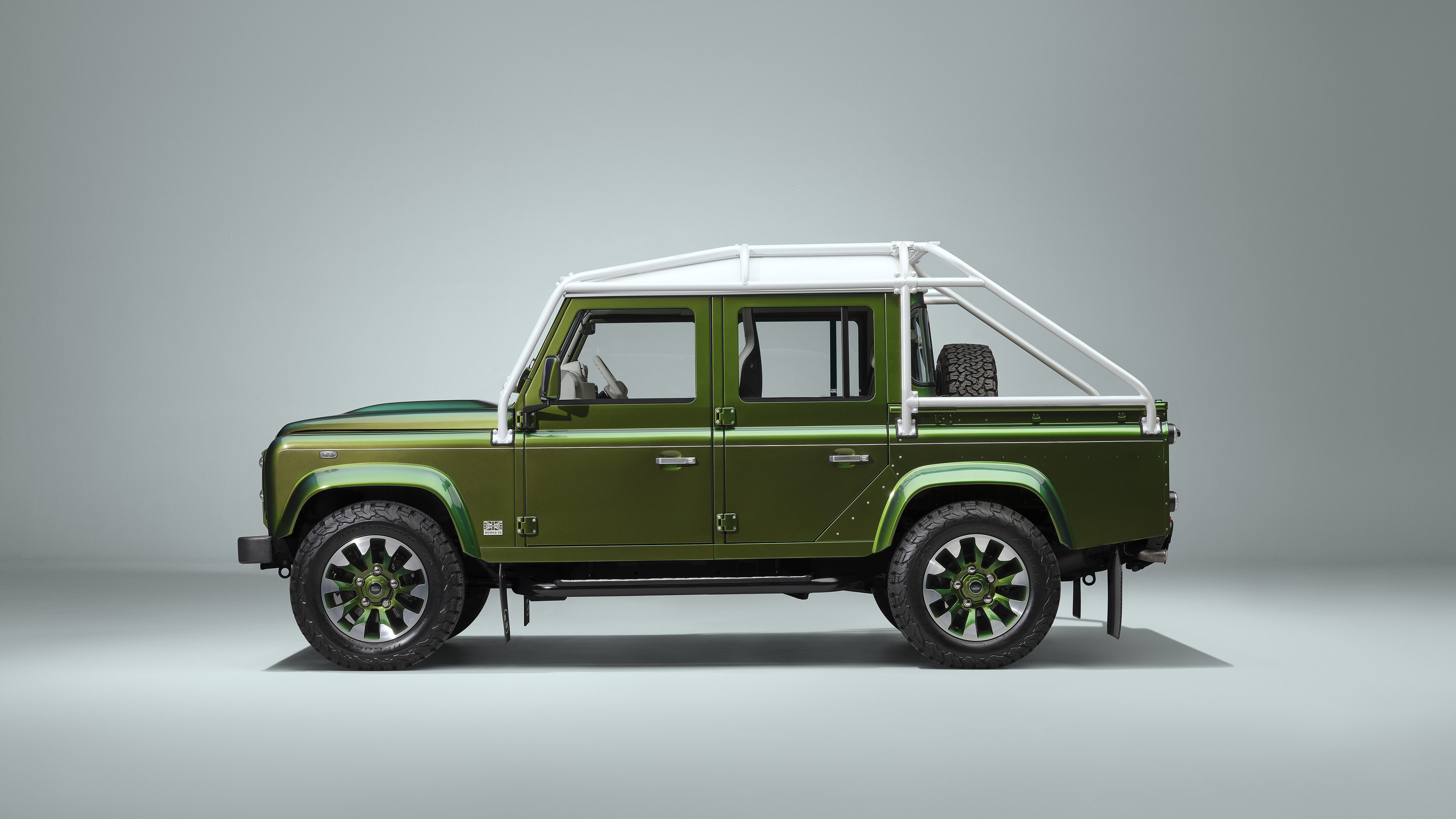 Land Rover Classic 推出獨特變色漆 Defender 110 雙廂皮卡