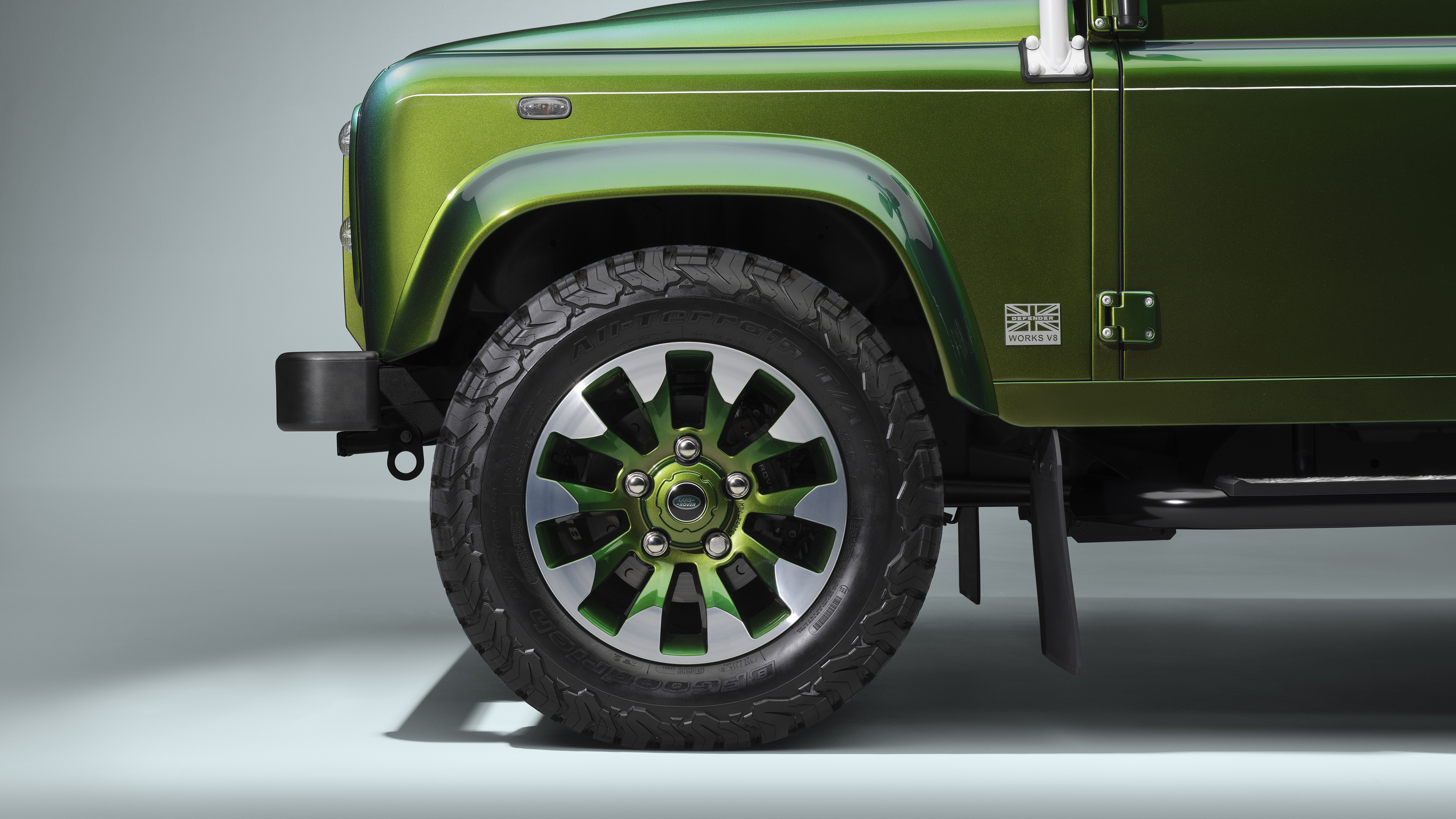 Land Rover Classic 推出獨特變色漆 Defender 110 雙廂皮卡