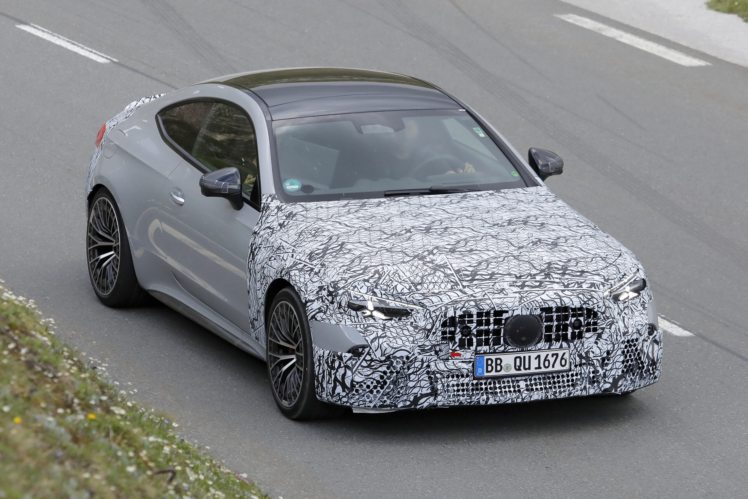 間諜照揭露 V-8 動力的 CLE AMG 63 Coupe
