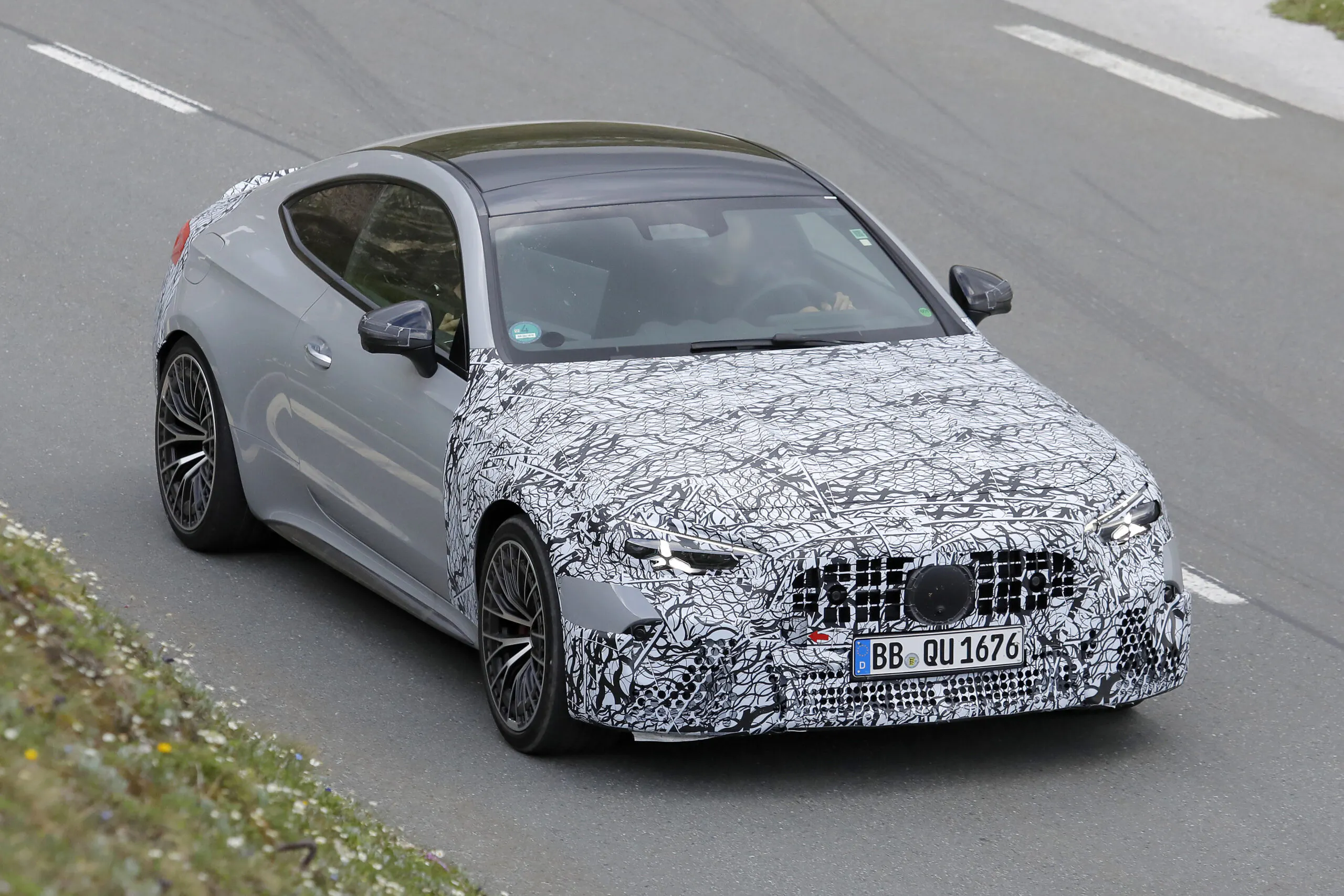 間諜照揭露 V-8 動力的 CLE AMG 63 Coupe