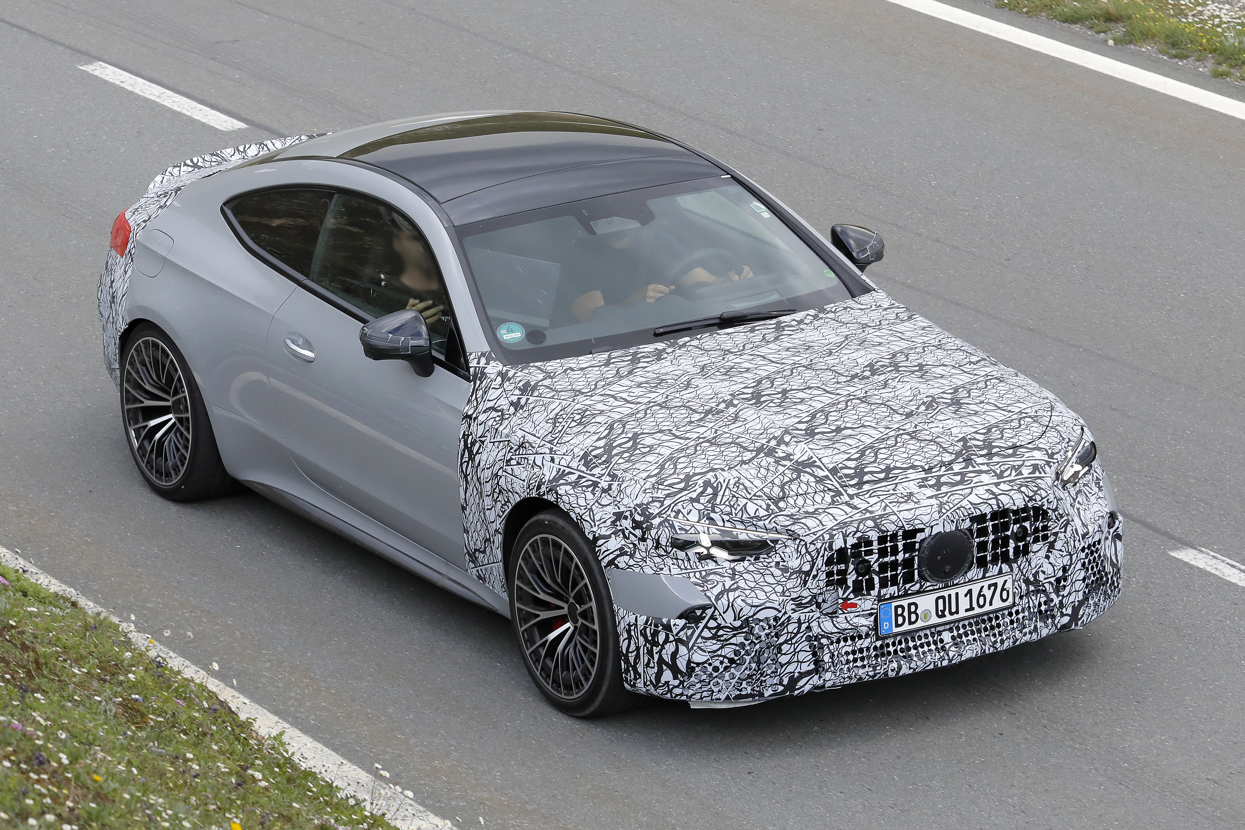 間諜照揭露 V-8 動力的 CLE AMG 63 Coupe