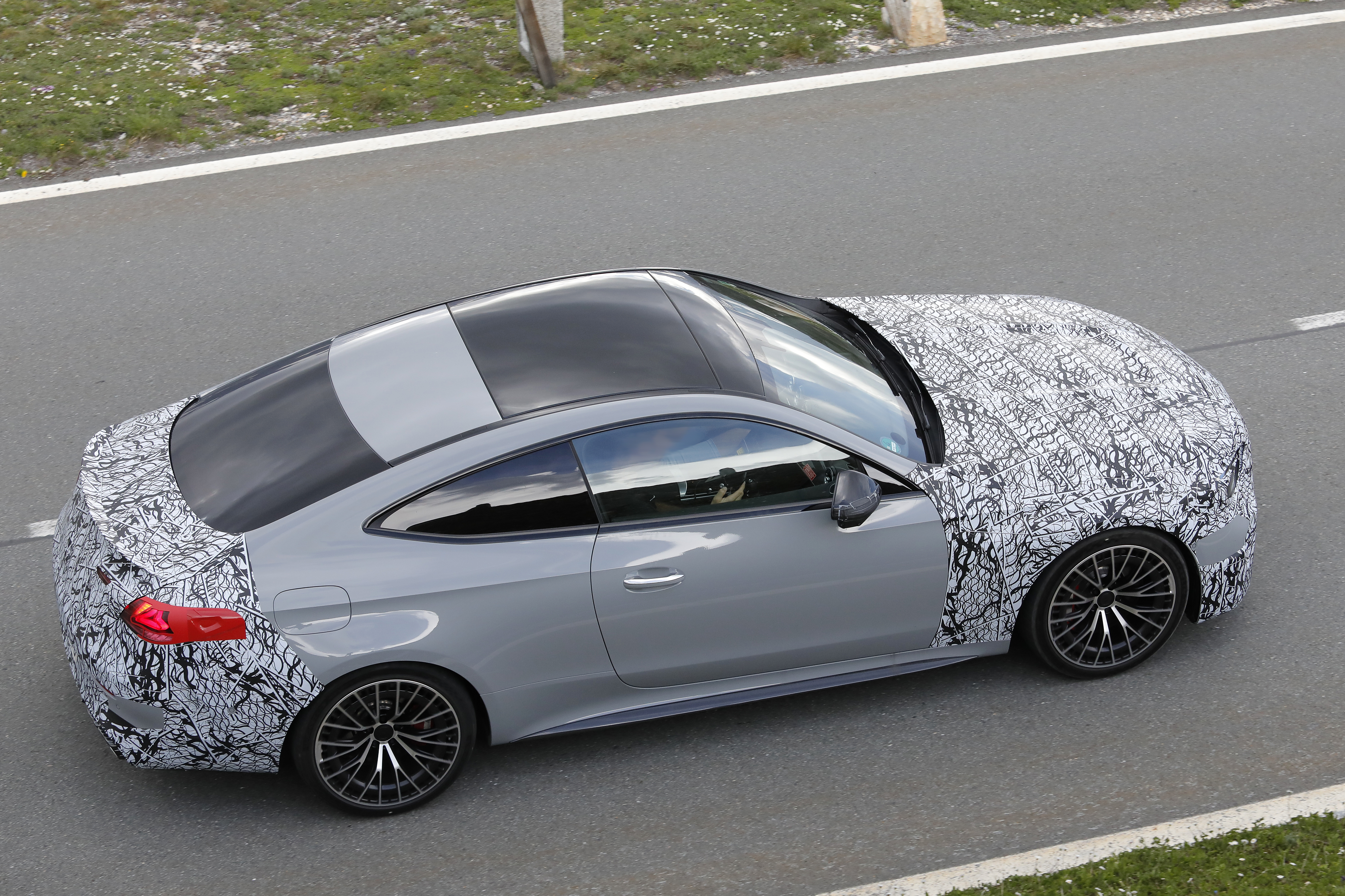 間諜照揭露 V-8 動力的 CLE AMG 63 Coupe