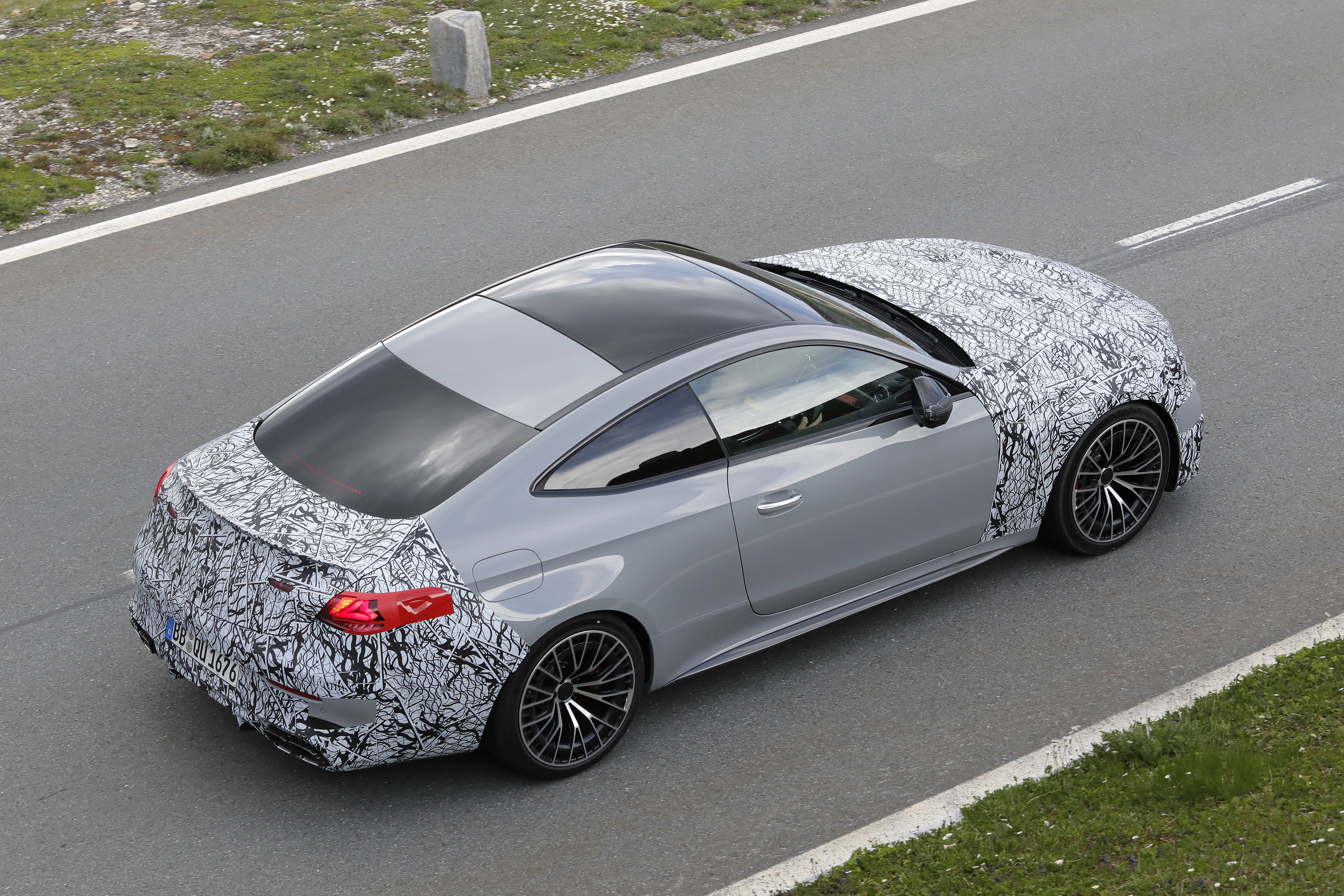 間諜照揭露 V-8 動力的 CLE AMG 63 Coupe