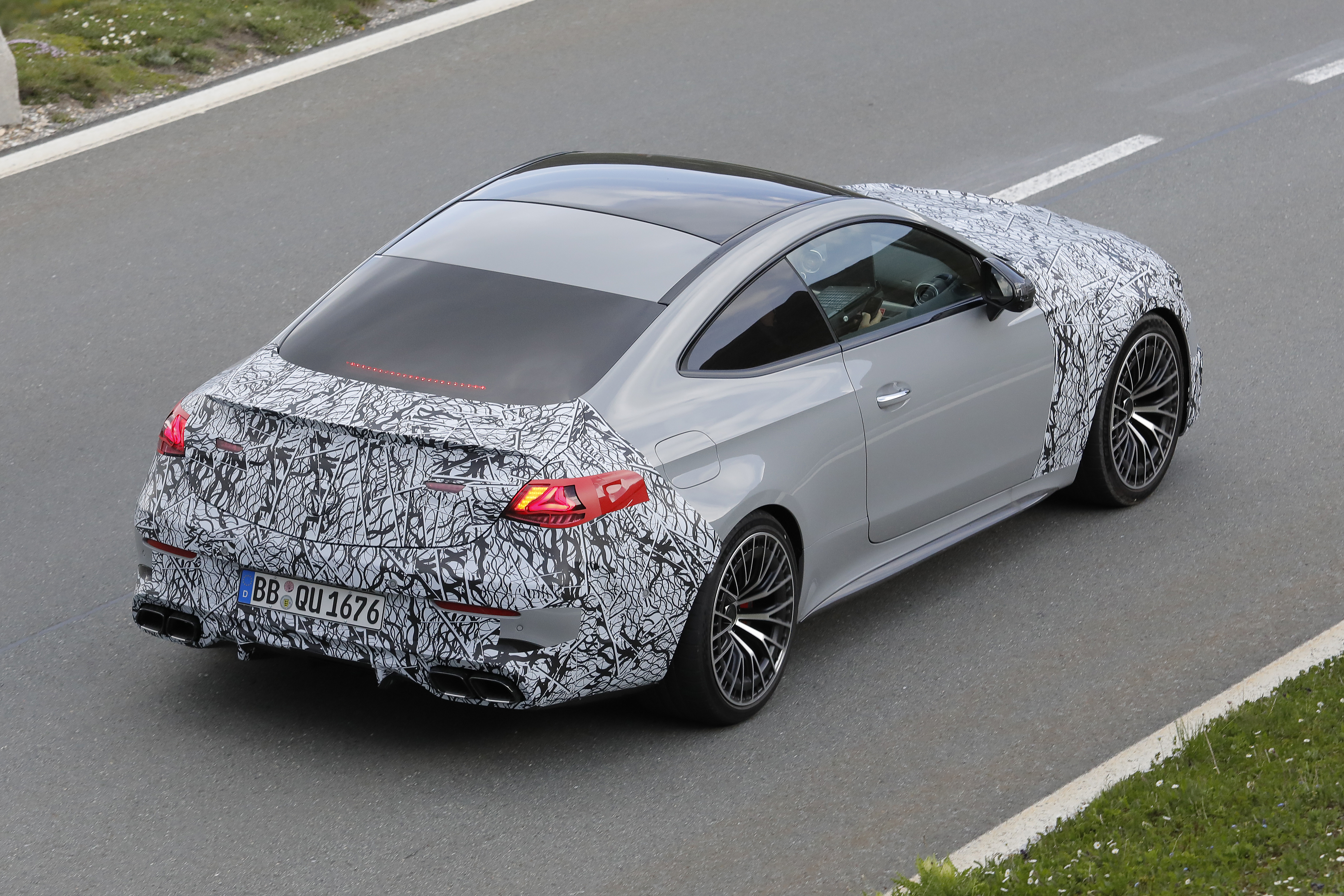 間諜照揭露 V-8 動力的 CLE AMG 63 Coupe