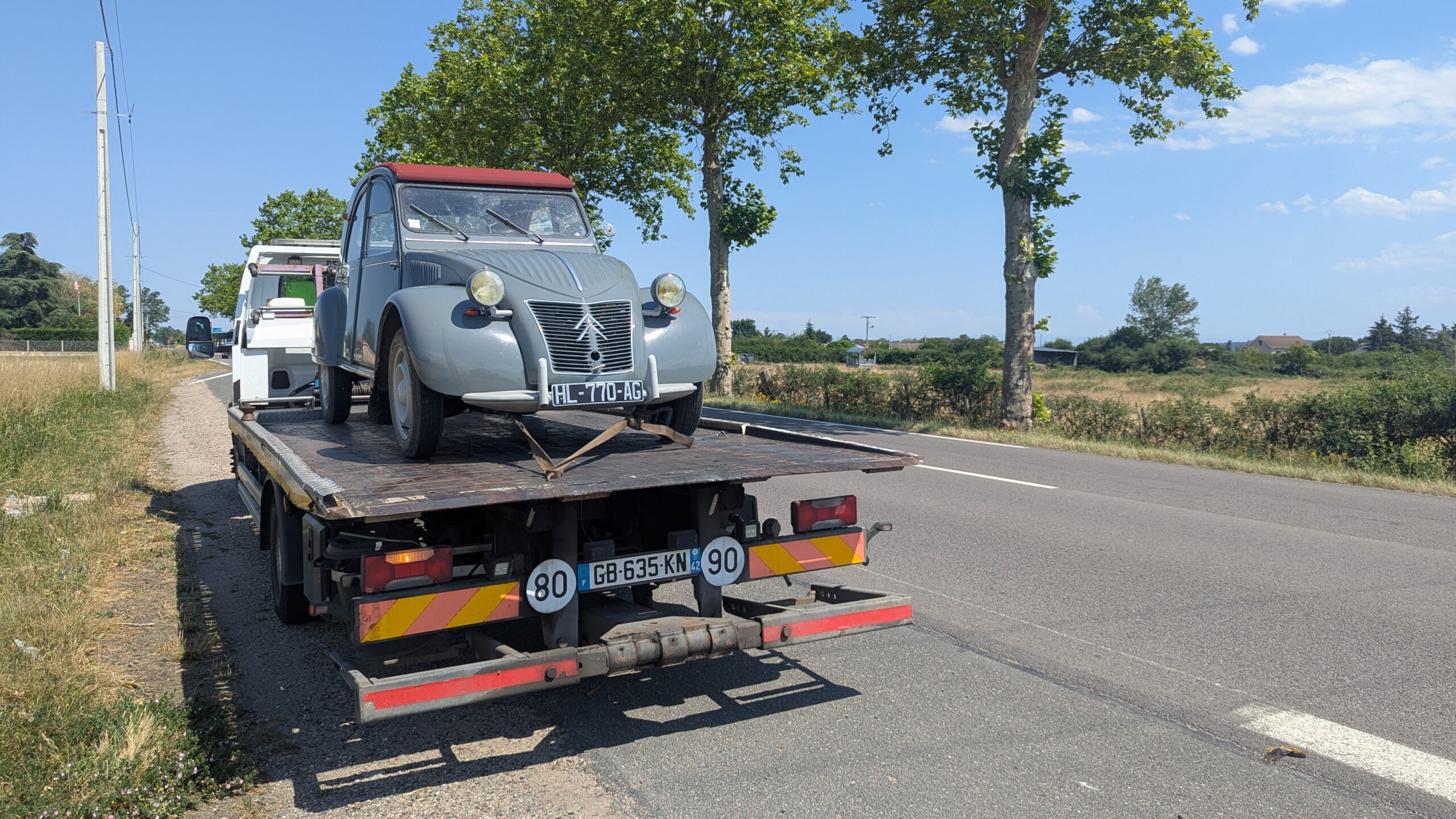 Citroën 2CV 五百英里賭注：引擎鎖死，婚禮車隊變拖吊車
