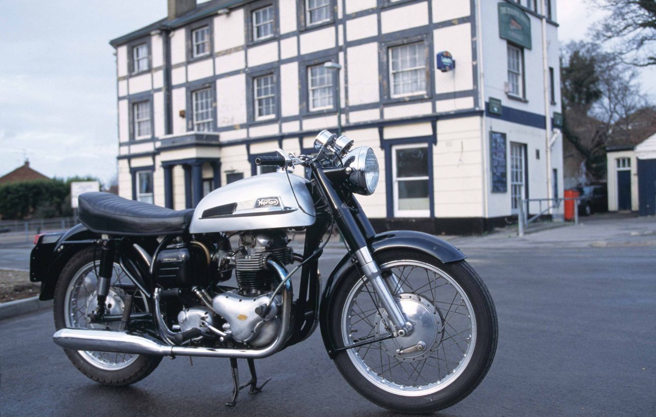 Norton Dominator 88：傳奇 Featherbed 車架的公路騎乘體驗