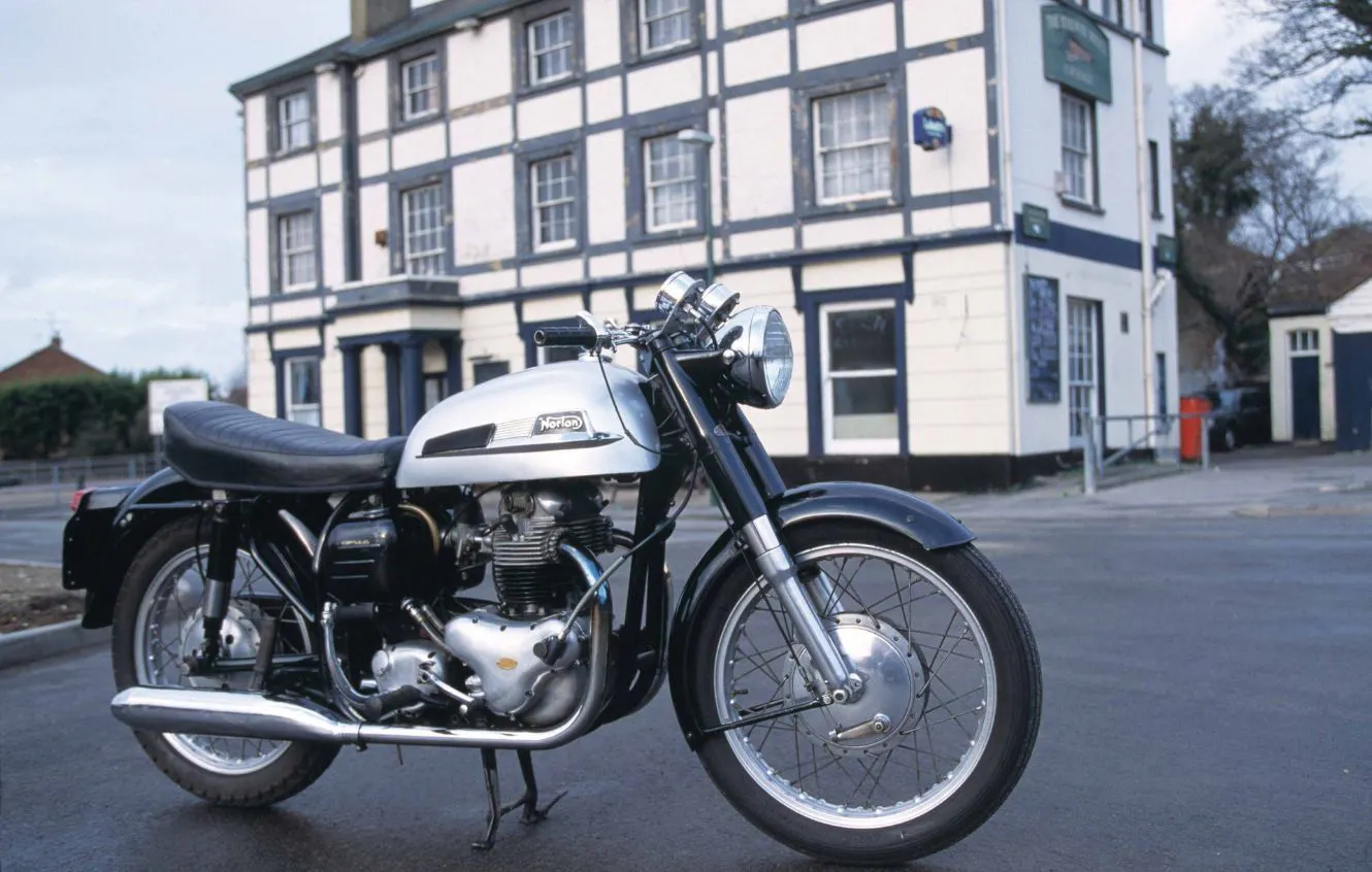 Norton Dominator 88：傳奇 Featherbed 車架的公路騎乘體驗