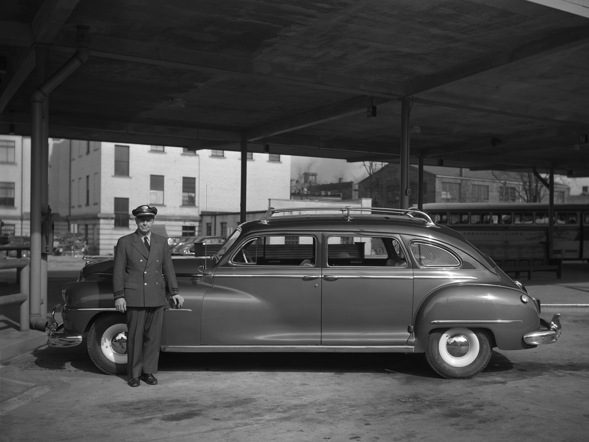 DeSoto Suburban：克萊斯勒備受爭議的旅行車替代品