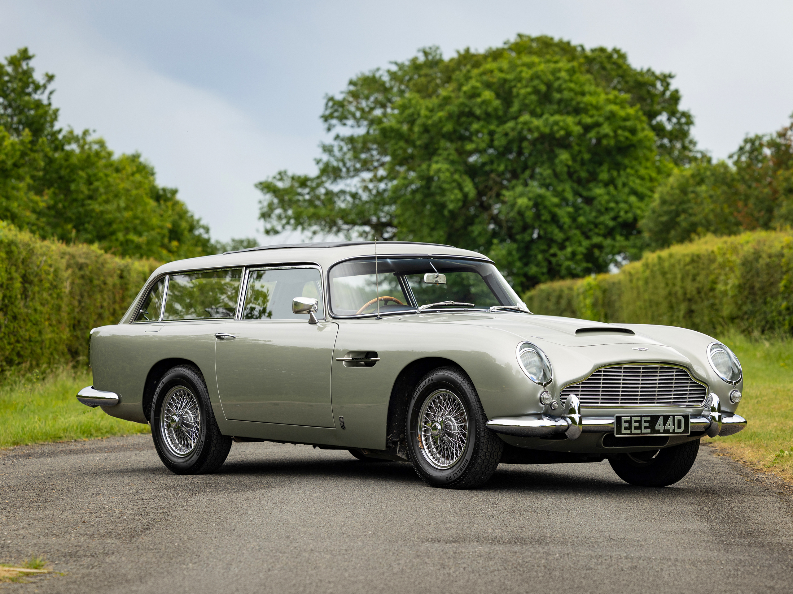 稀有獵遊車款！Aston Martin DB5 Shooting Brake 拍出逾 114 萬美元高價