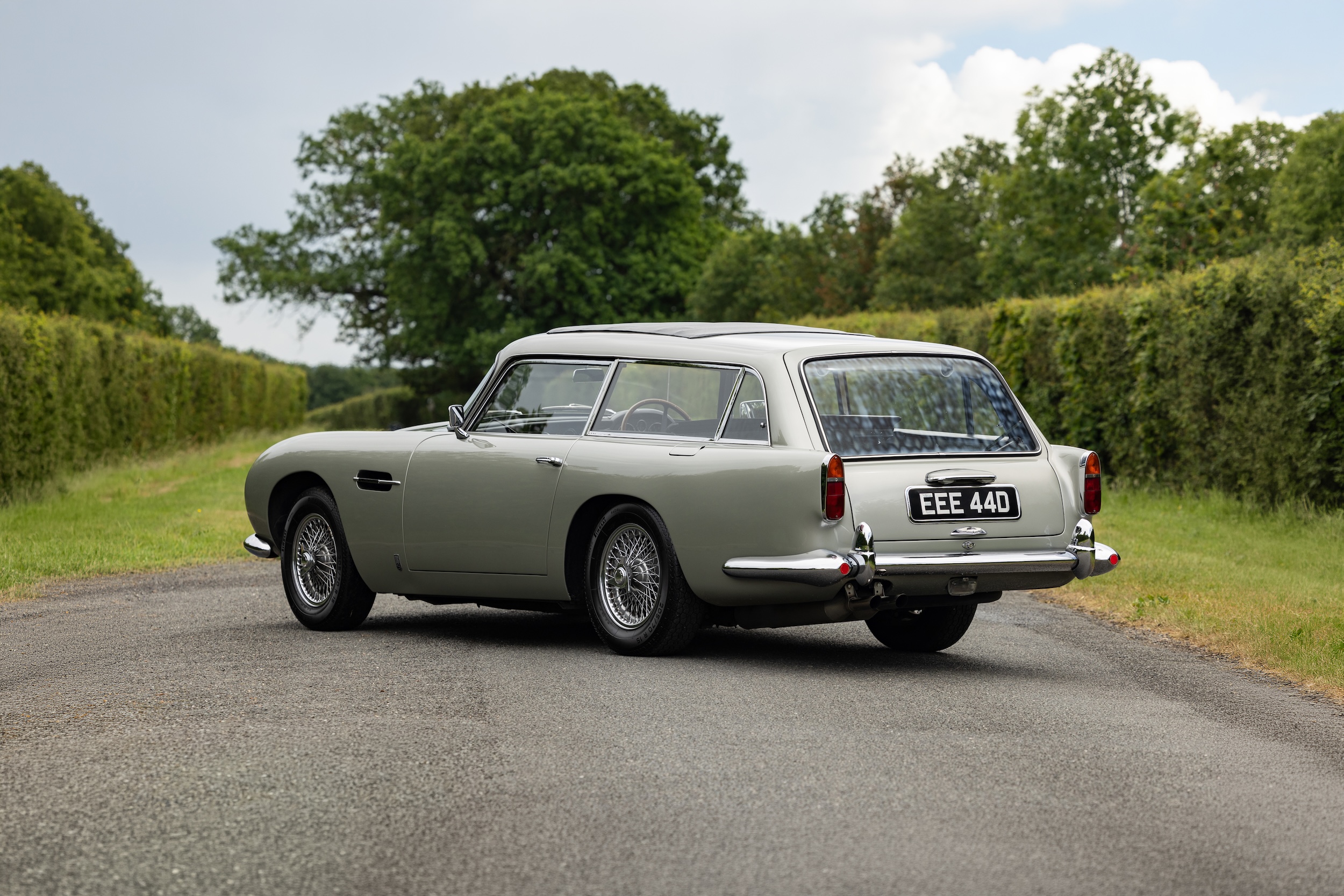 稀有獵遊車款！Aston Martin DB5 Shooting Brake 拍出逾 114 萬美元高價
