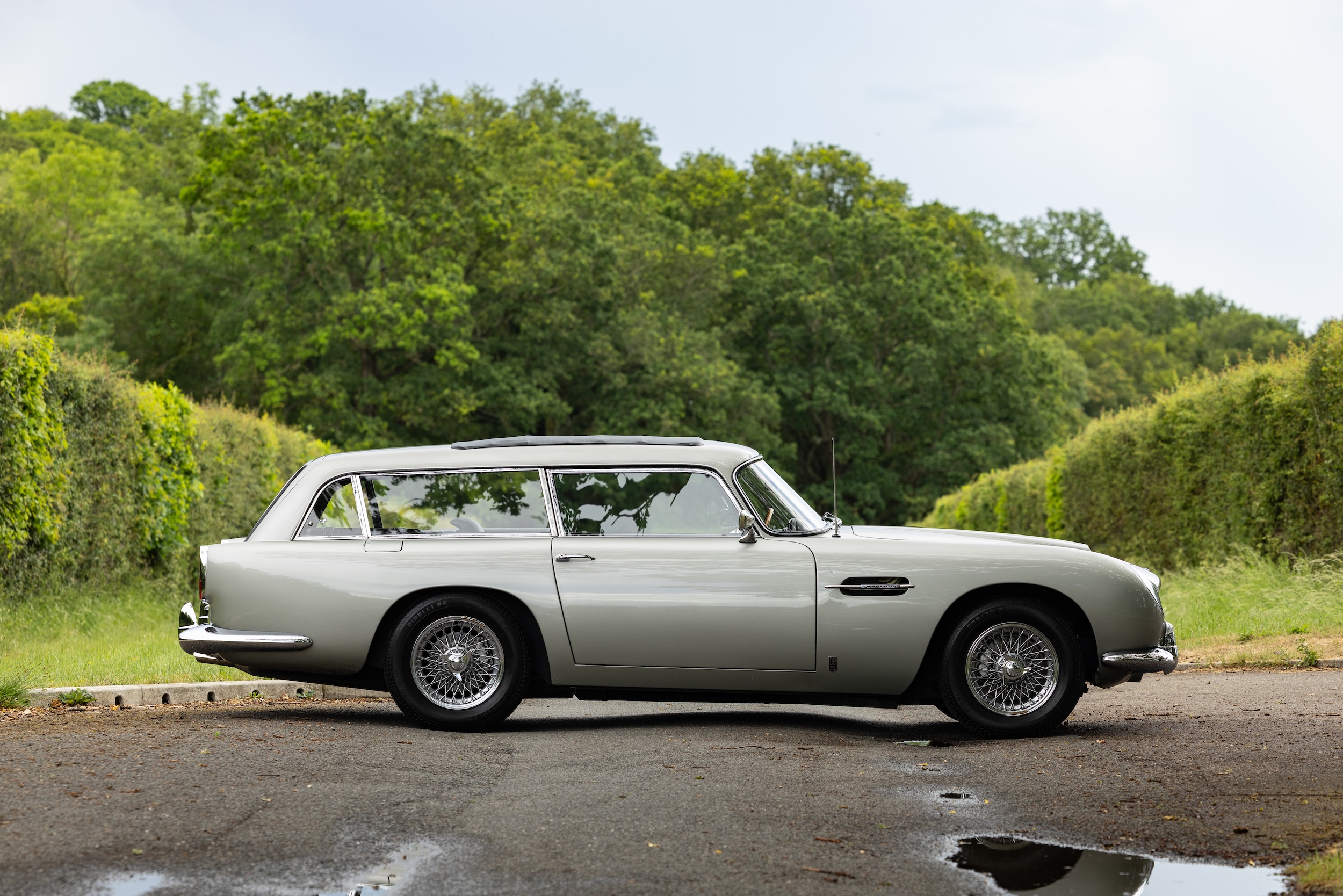 稀有獵遊車款！Aston Martin DB5 Shooting Brake 拍出逾 114 萬美元高價