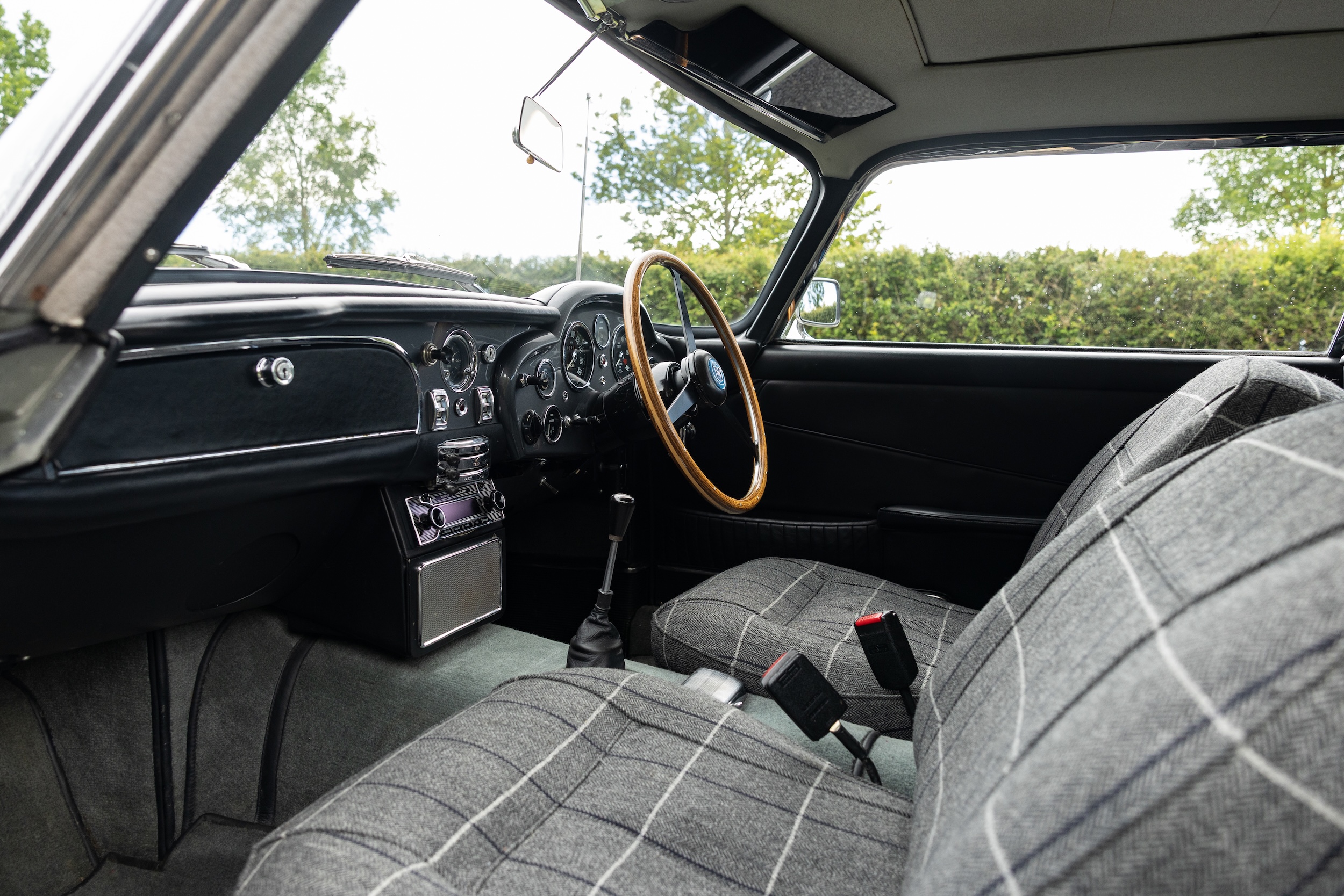 稀有獵遊車款！Aston Martin DB5 Shooting Brake 拍出逾 114 萬美元高價