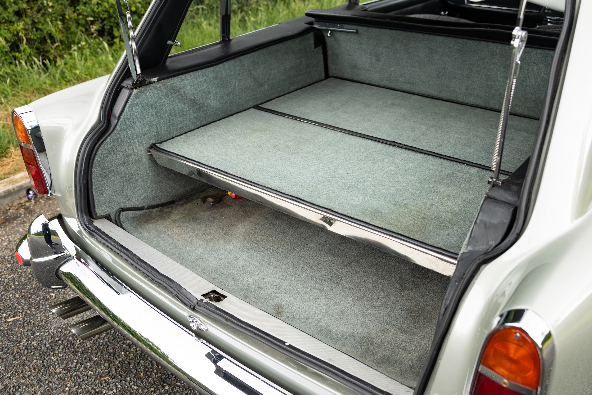 稀有獵遊車款！Aston Martin DB5 Shooting Brake 拍出逾 114 萬美元高價