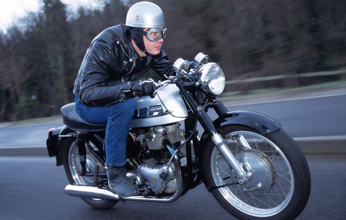 Norton Dominator 88：傳奇 Featherbed 車架的公路騎乘體驗