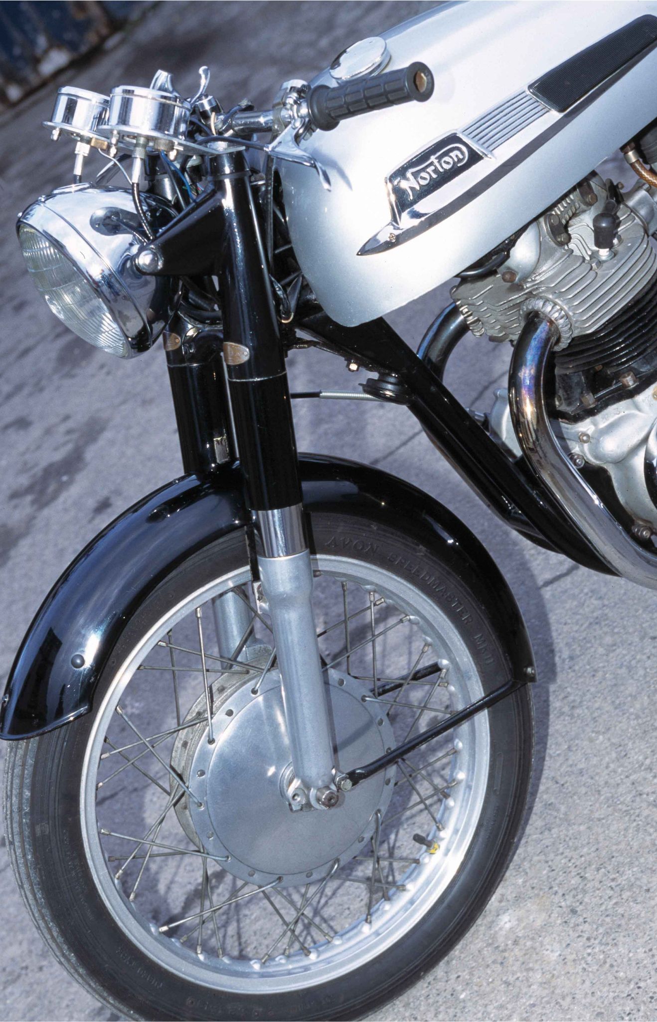 Norton Dominator 88：傳奇 Featherbed 車架的公路騎乘體驗