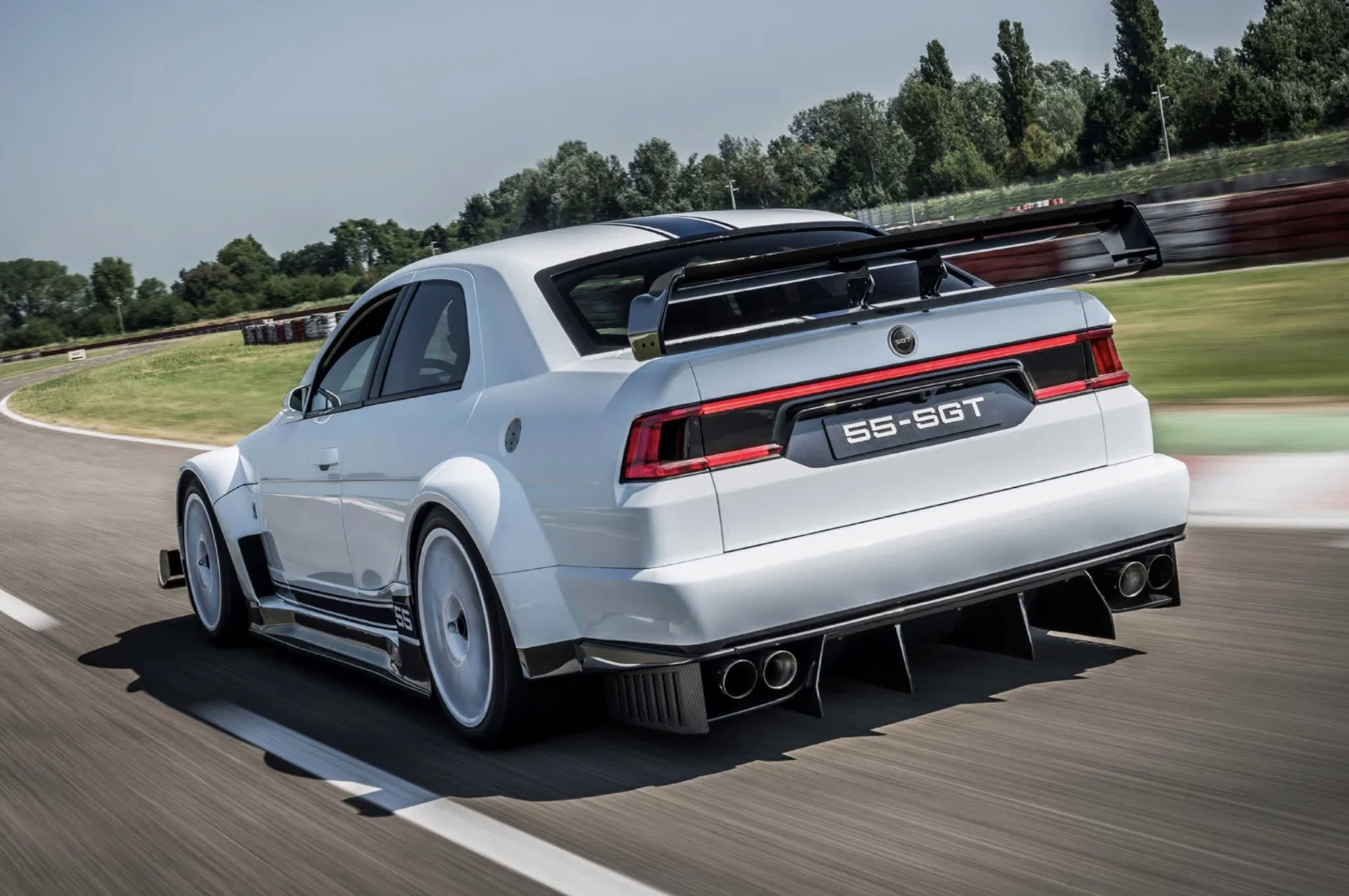 SGT Automobili 55-SGT：融合經典與現代的 740 匹 DTM 戰駒