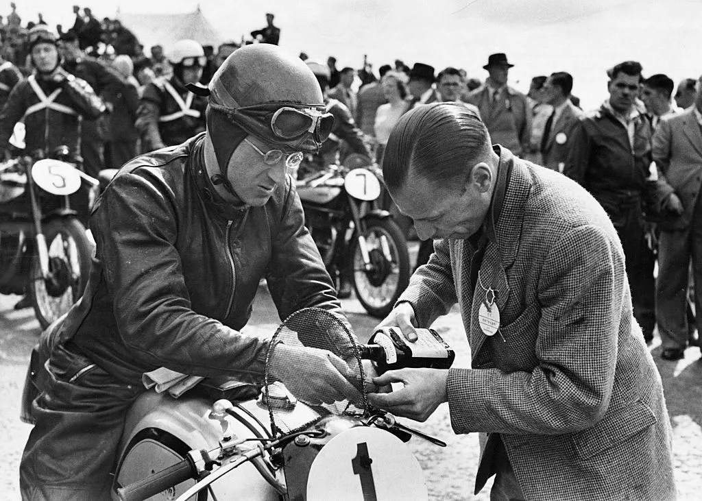 Norton Dominator 88：傳奇 Featherbed 車架的公路騎乘體驗
