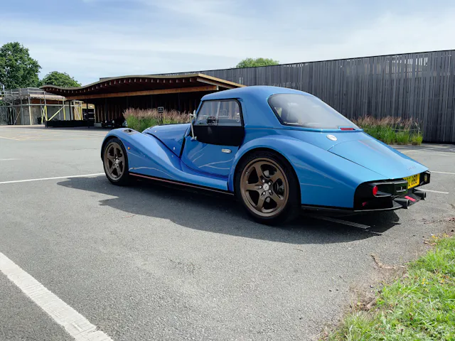 從馬爾文到午夜太陽:Morgan Supersport 400 的法羅群島冒險之旅