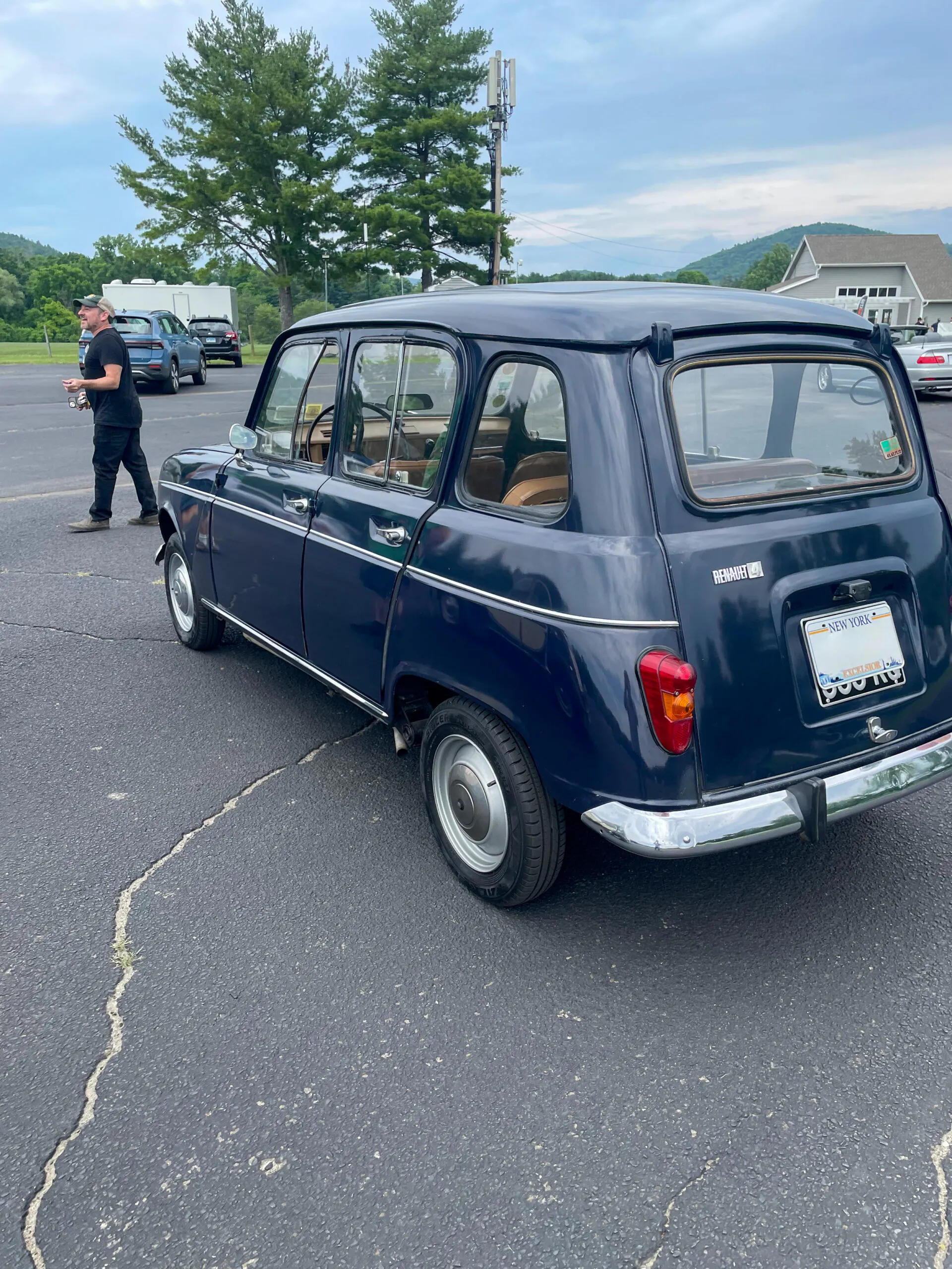 經典小車對決：雪鐵龍 2CV 與雷諾 4 的性能與魅力解析