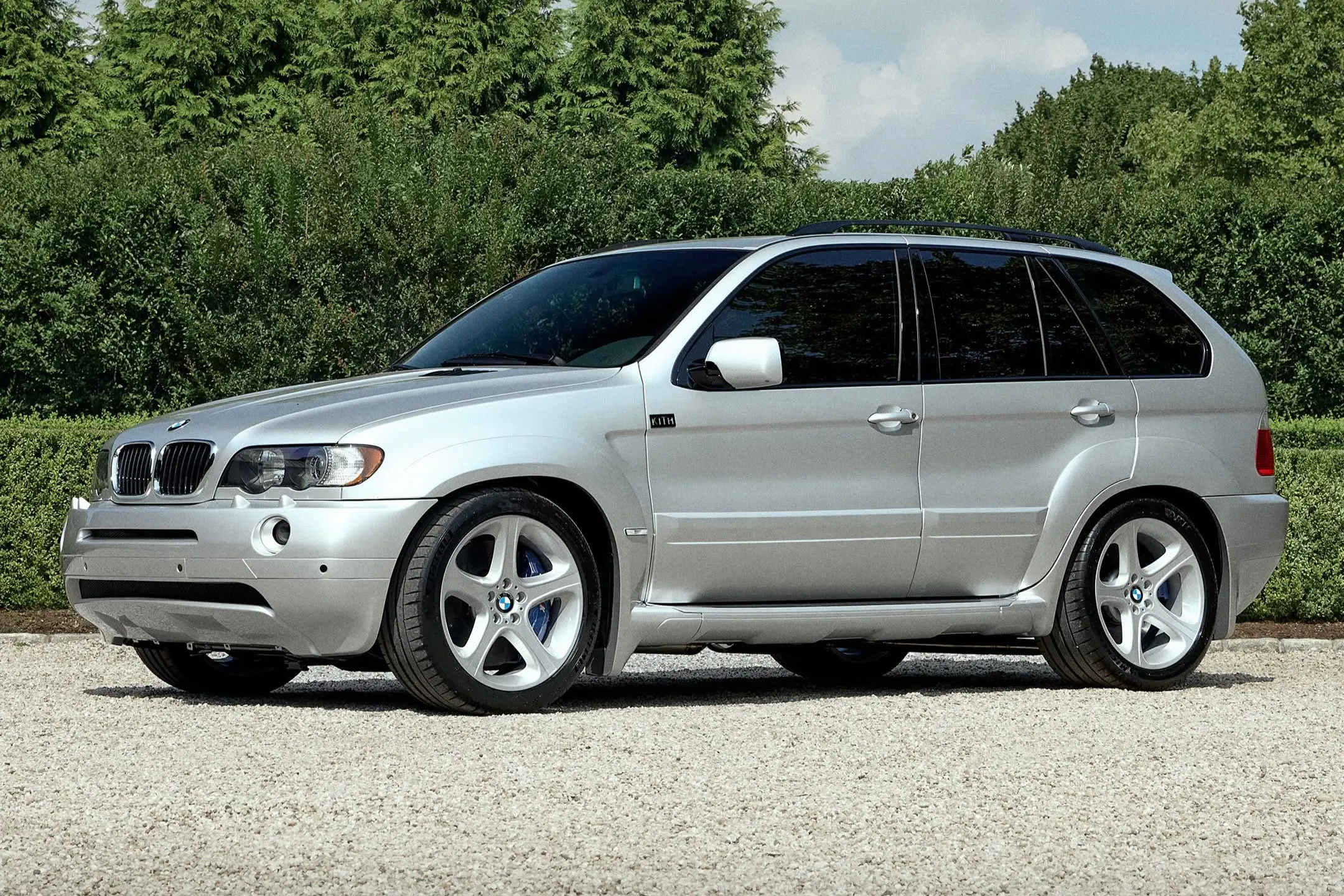 BMW X5 V-10 手排客製化改裝，實現 E53 世代的終極夢想