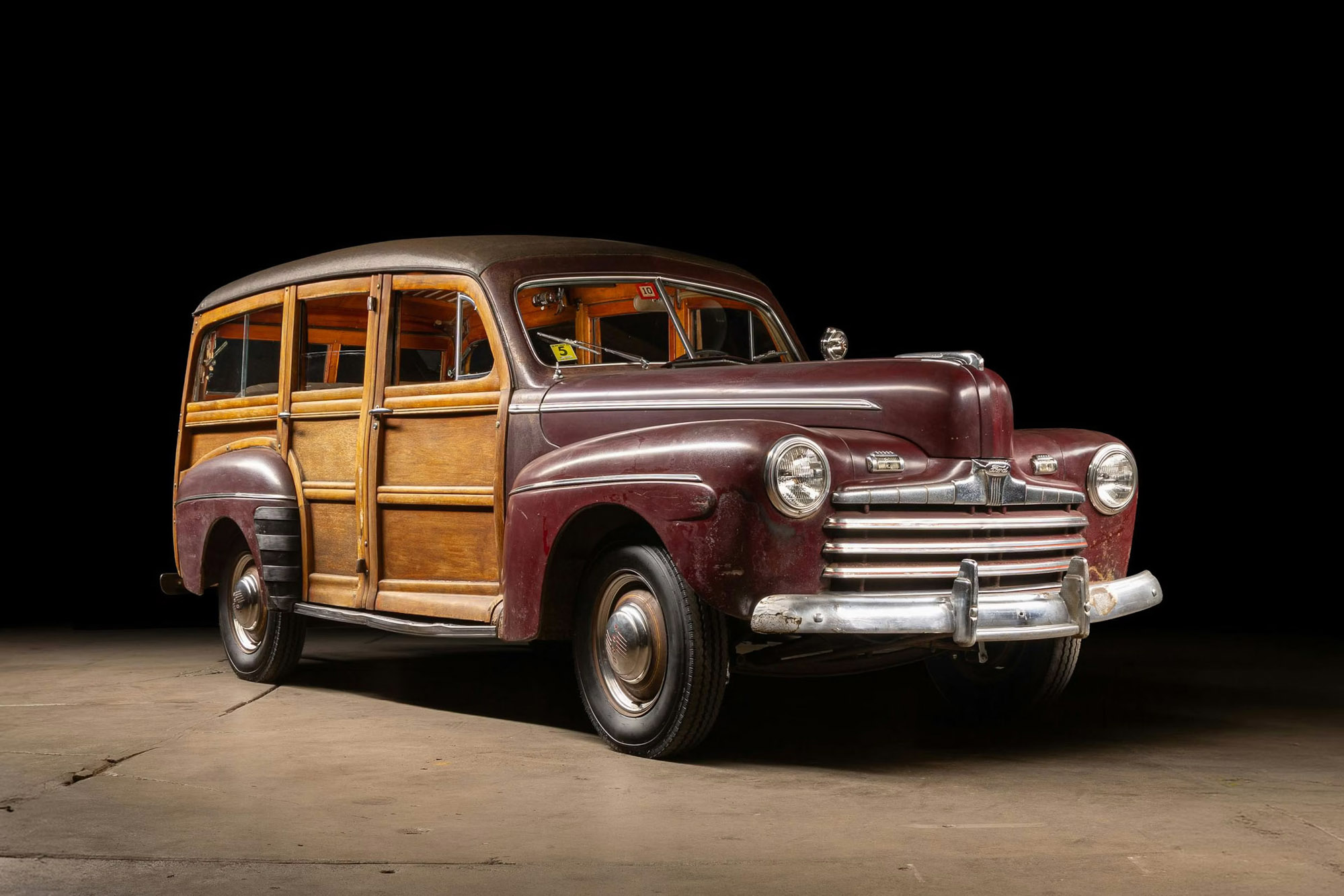 這輛 1946 年 Ford Super Deluxe 旅行車，無懼時光與白蟻的侵蝕