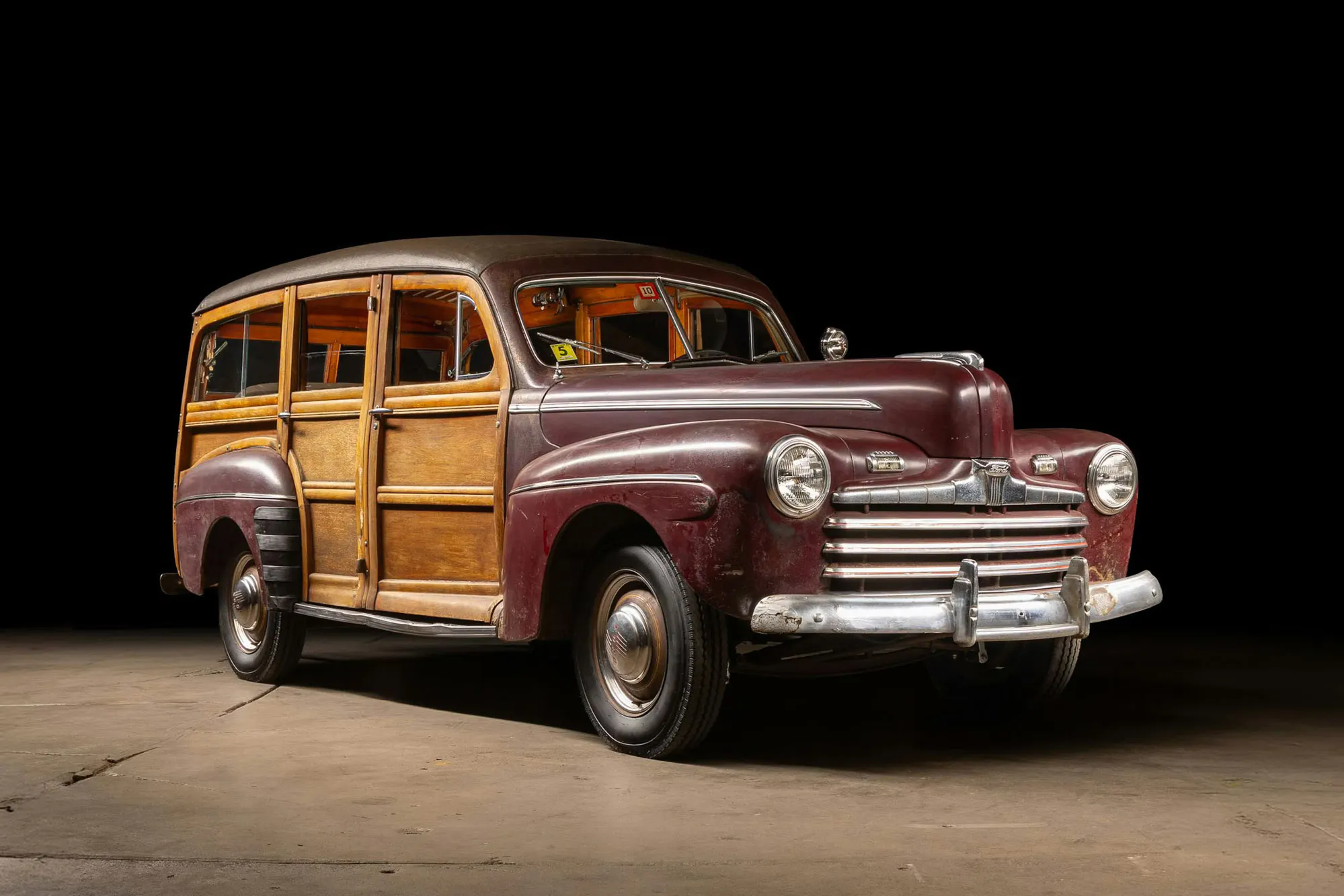 這輛 1946 年 Ford Super Deluxe 旅行車，無懼時光與白蟻的侵蝕