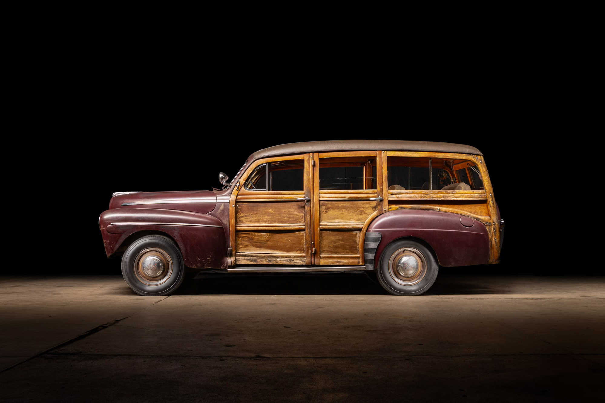 這輛 1946 年 Ford Super Deluxe 旅行車，無懼時光與白蟻的侵蝕